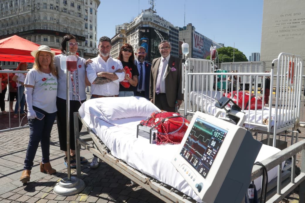 Golpe de realidad en el Obelisco: una obra que representa la espera eterna por un órgano