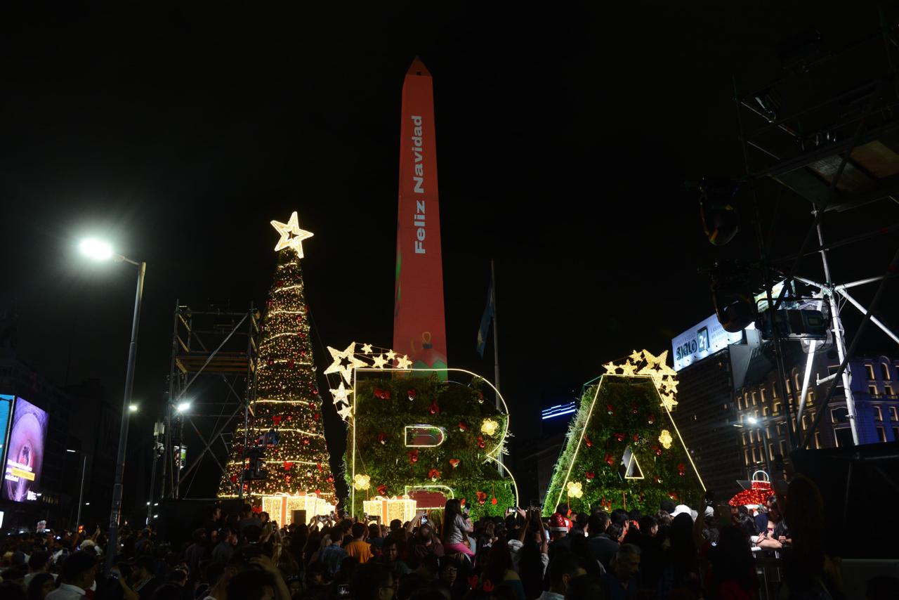 Con el encendido de luces, la Ciudad celebró frente al Obelisco el espíritu de la Navidad