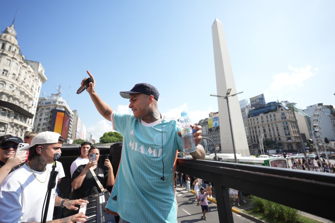La T y la M y un show sorpresa frente al Obelisco 