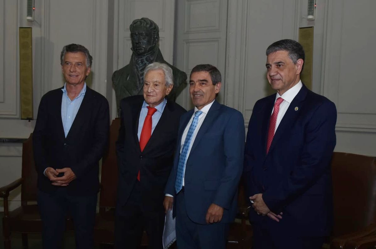 Máximo reconocimiento para el ministro Fernán Quirós: se incorporó a la Academia Nacional de Medicina  