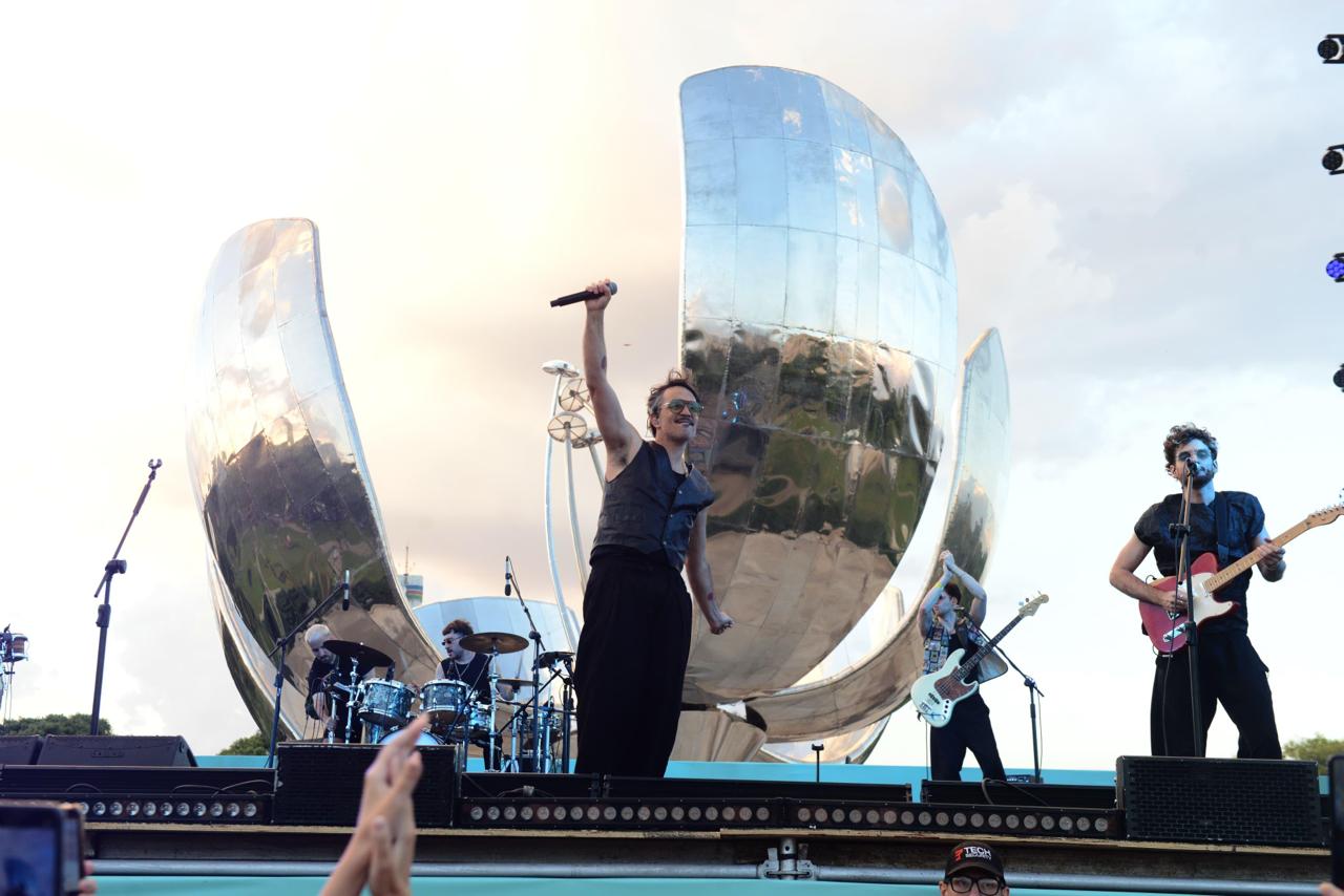 Con una gran fiesta que reunió a vecinos y turistas, la Ciudad celebró la restauración de la Floralis Genérica en Recoleta