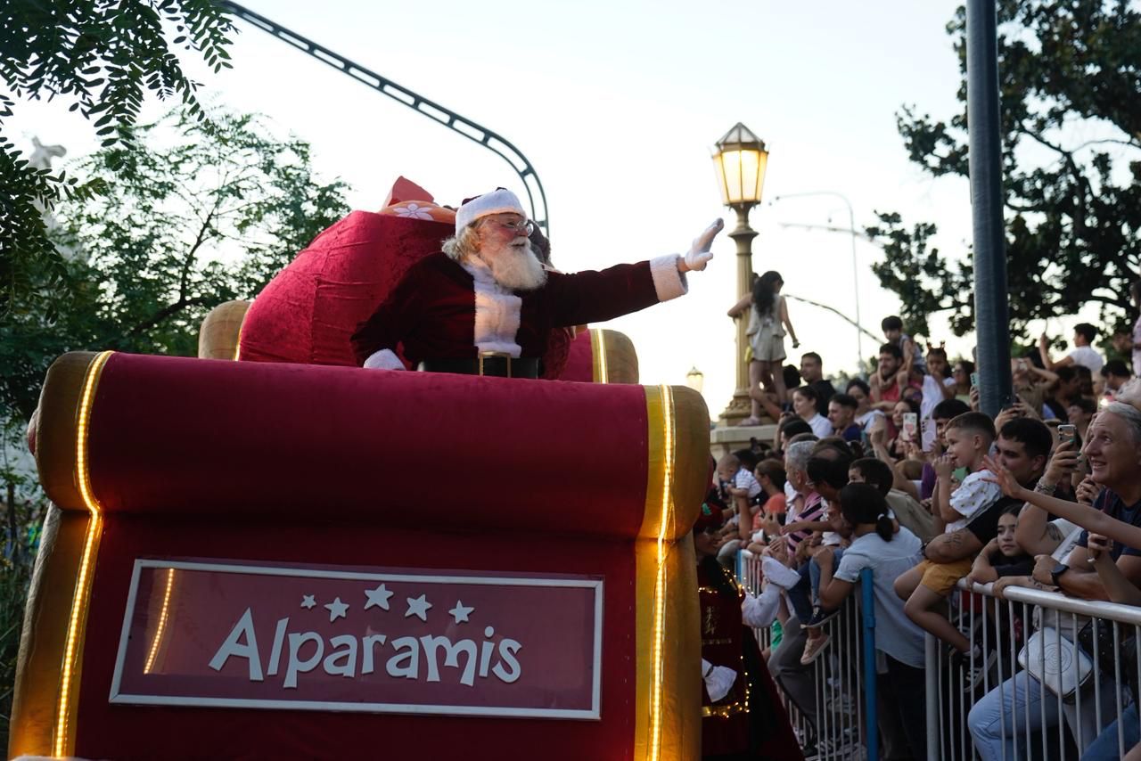 La Ciudad vive la fiesta de la Navidad y Papa Noel se sumó al festejo del Desfile Mágico