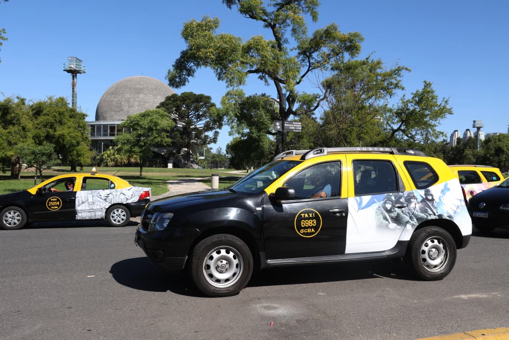 La Ciudad da créditos blandos para que taxistas, remiseros y repartidores en moto puedan comprar vehículos eléctricos