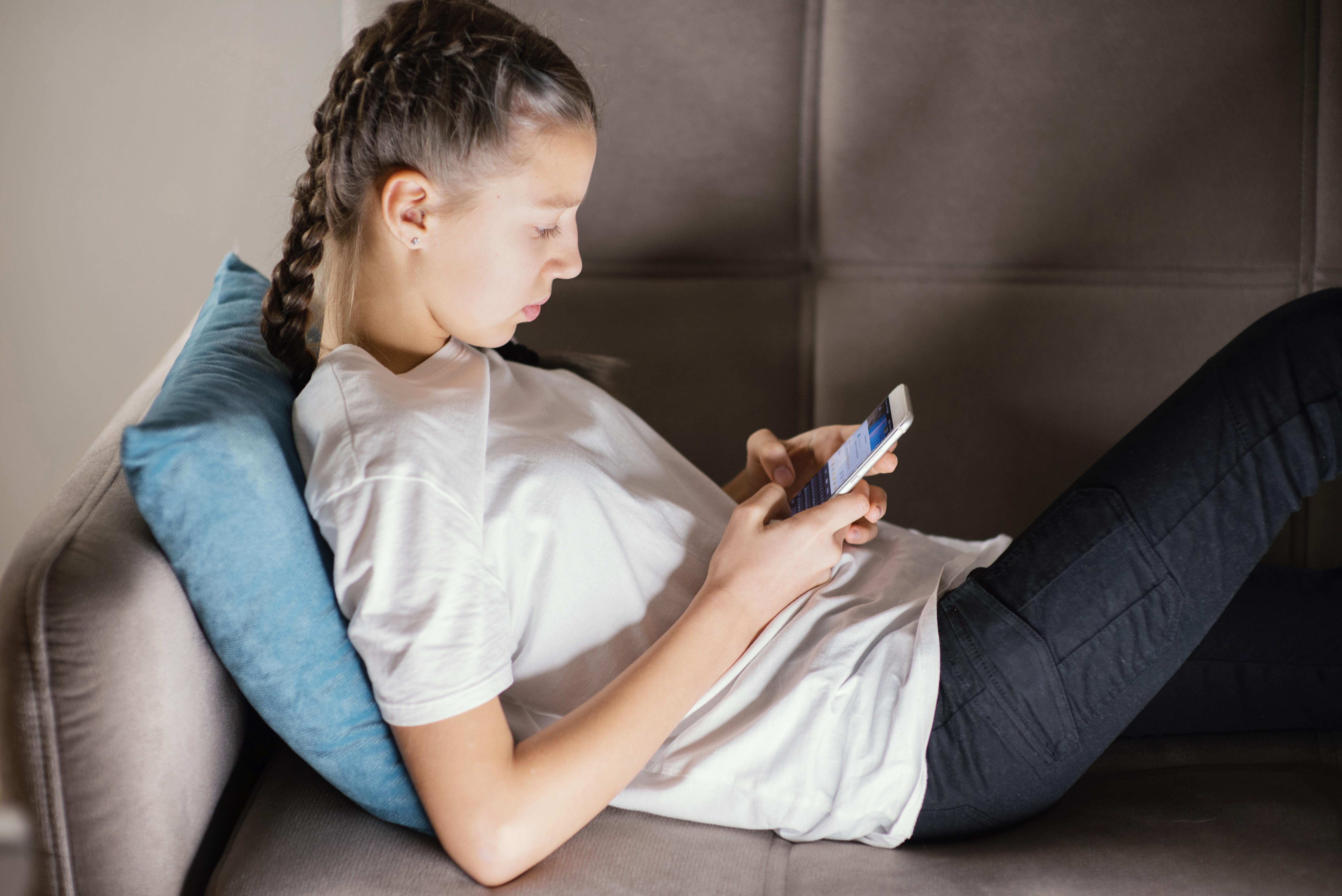 Adolescentes y la inteligencia artificial: convivir con herramientas que no deben decidir por ellos