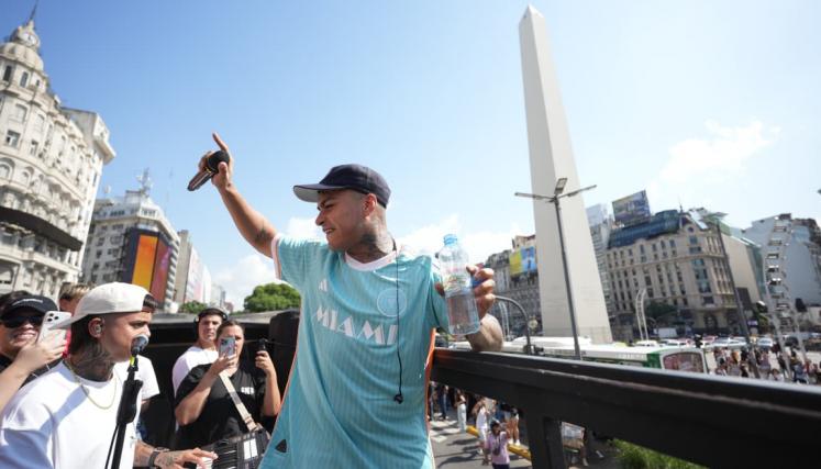 La T y la M y un show sorpresa frente al Obelisco