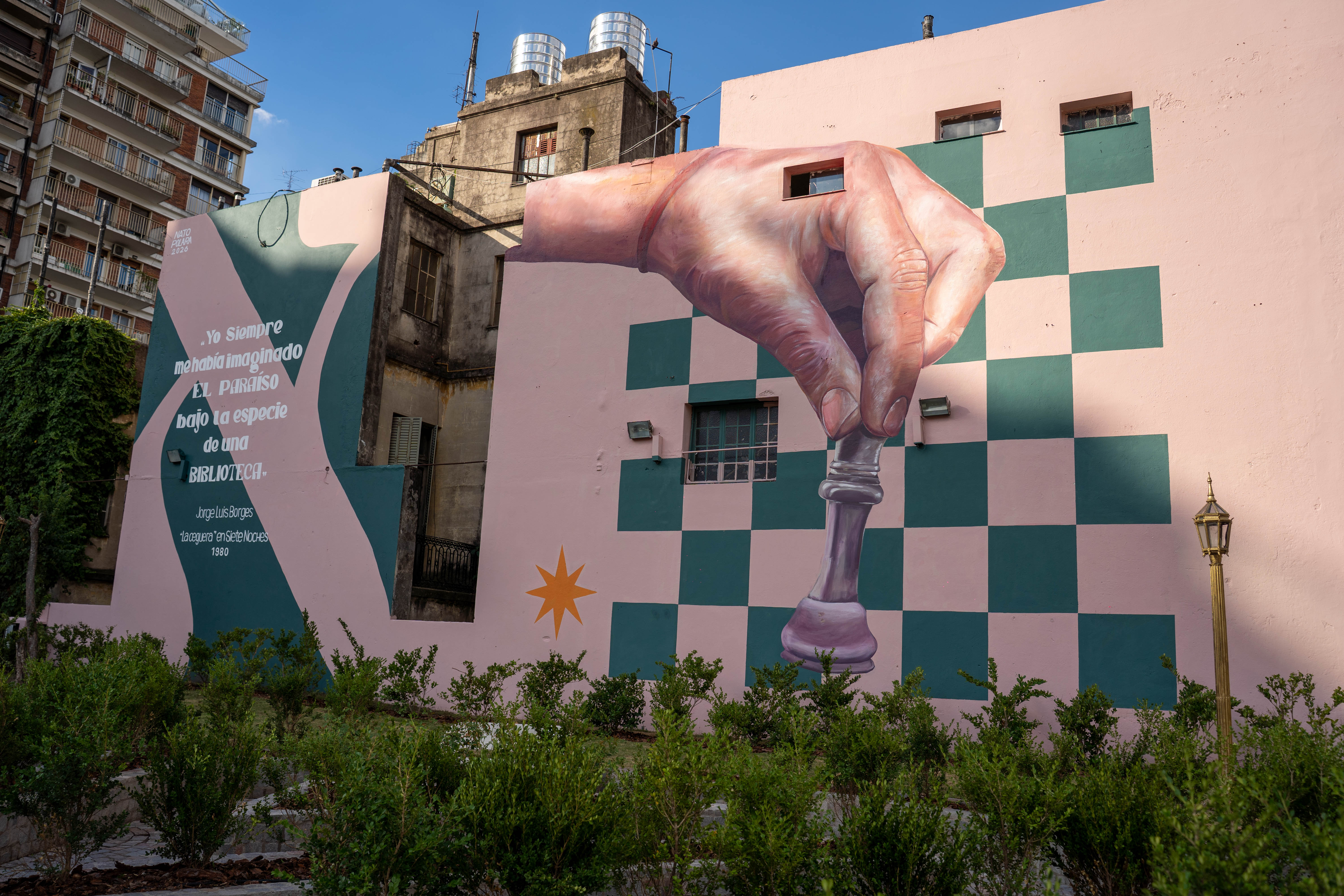 Una jornada de lectura en la renovada Plaza Jorge Luis Borges 