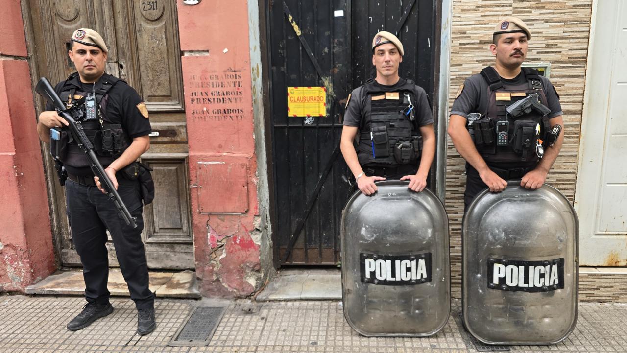 La Ciudad clausuró una propiedad de 50 habitaciones y cinco locales que estaba tomada frente al Spinetto Shopping 