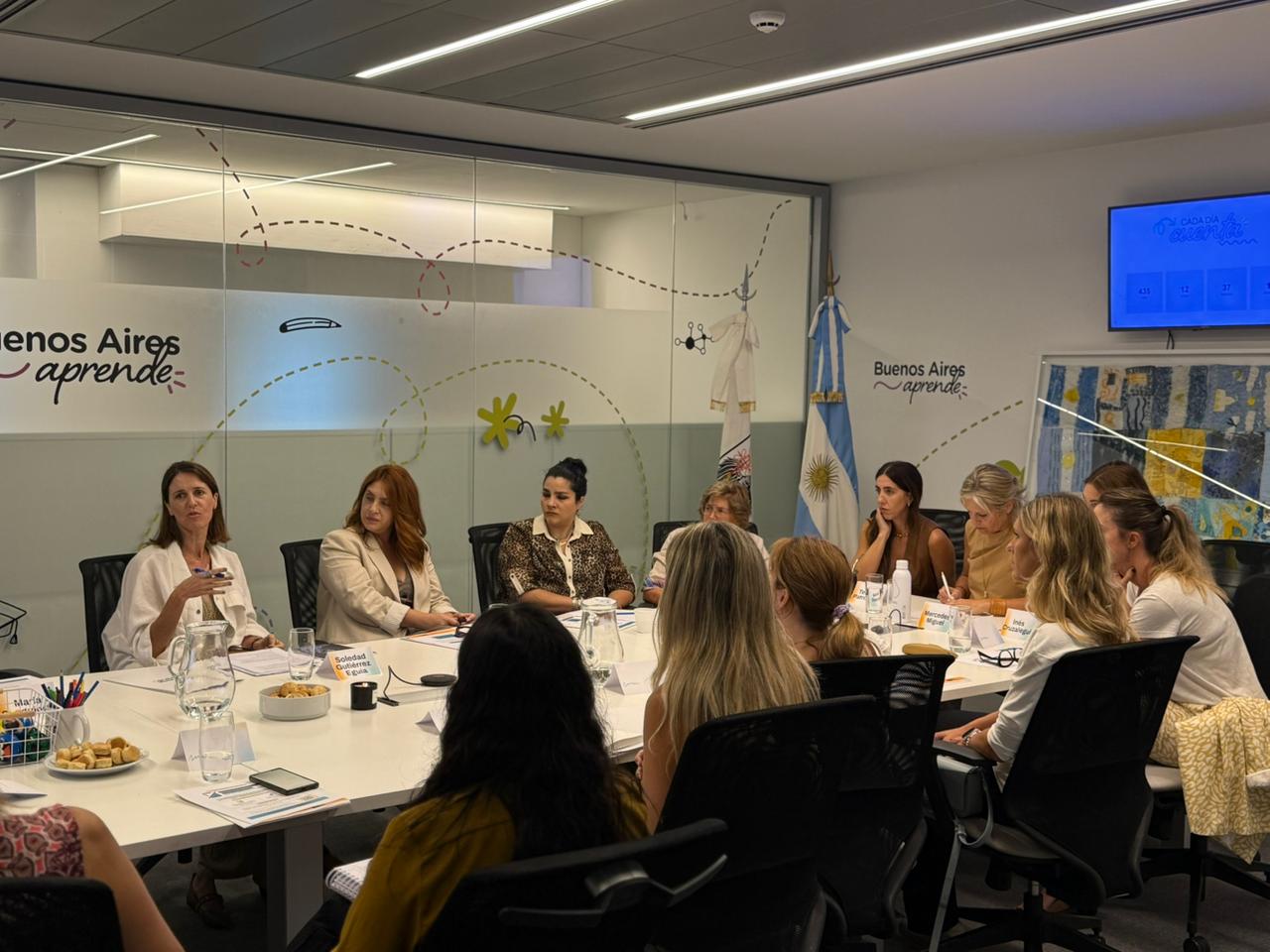 Avanza la agenda de protección digital infantil con un encuentro junto a familias y especialistas