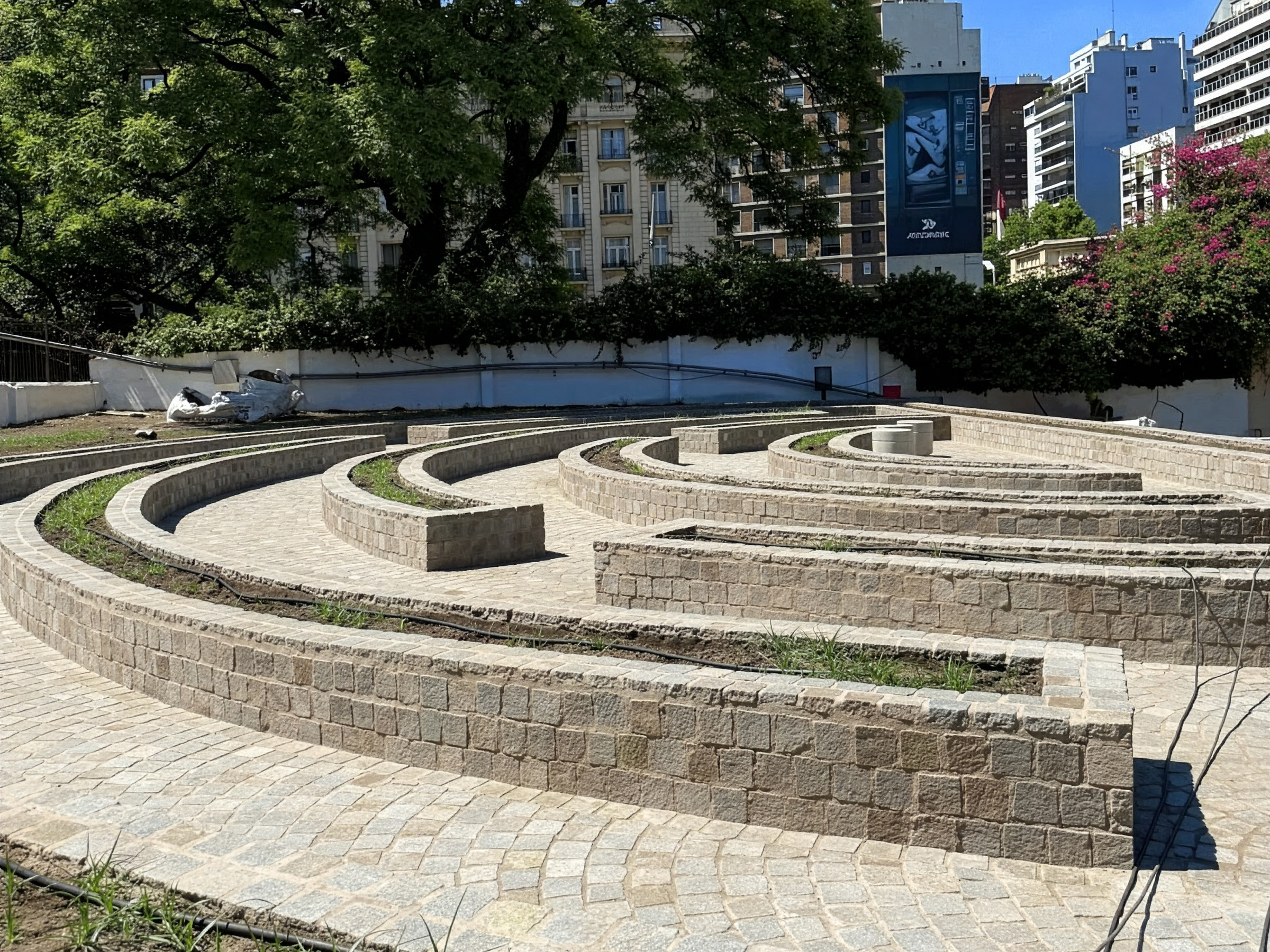 Una jornada de lectura en la renovada Plaza Jorge Luis Borges 