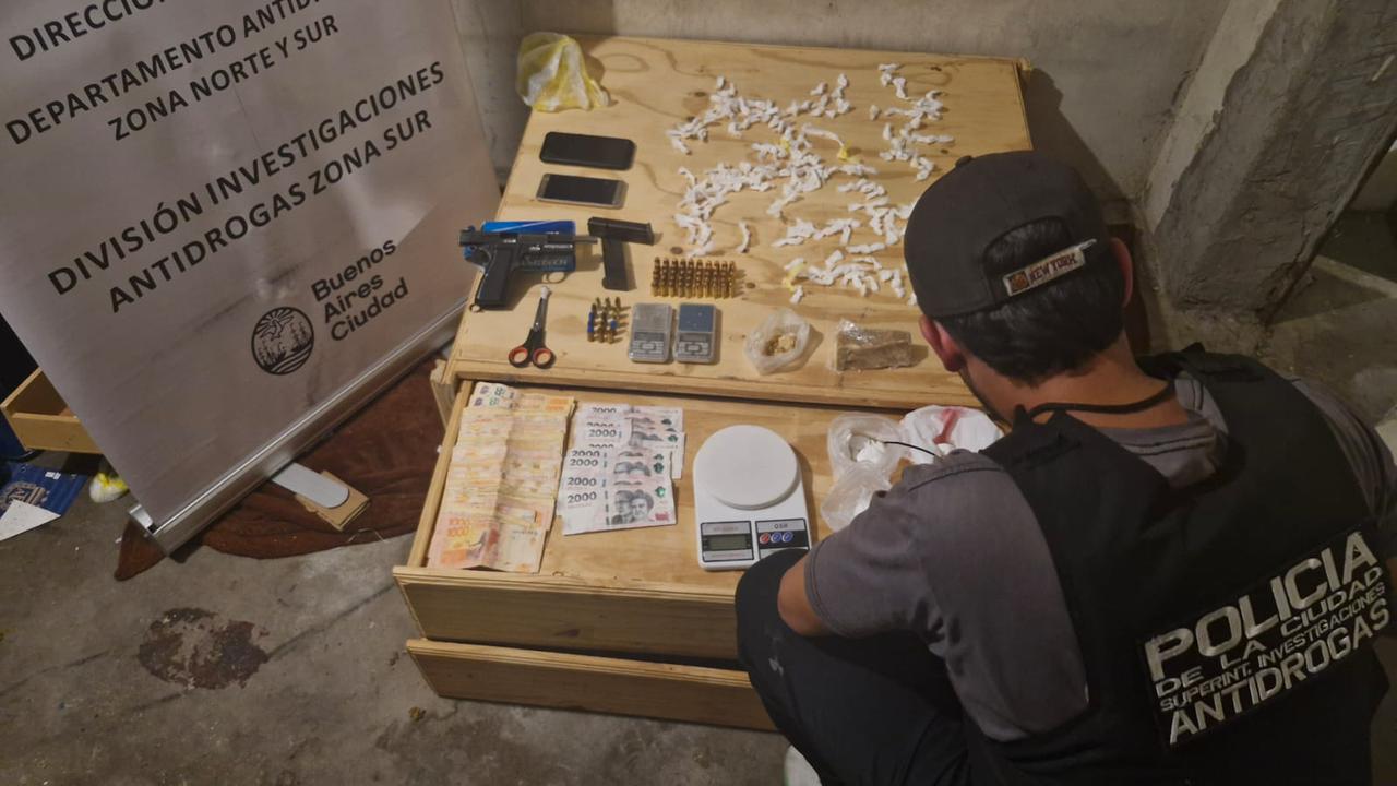 La Policía de la Ciudad detuvo a catorce personas y secuestró armas y drogas durante 13 allanamientos en cinco barrios porteños