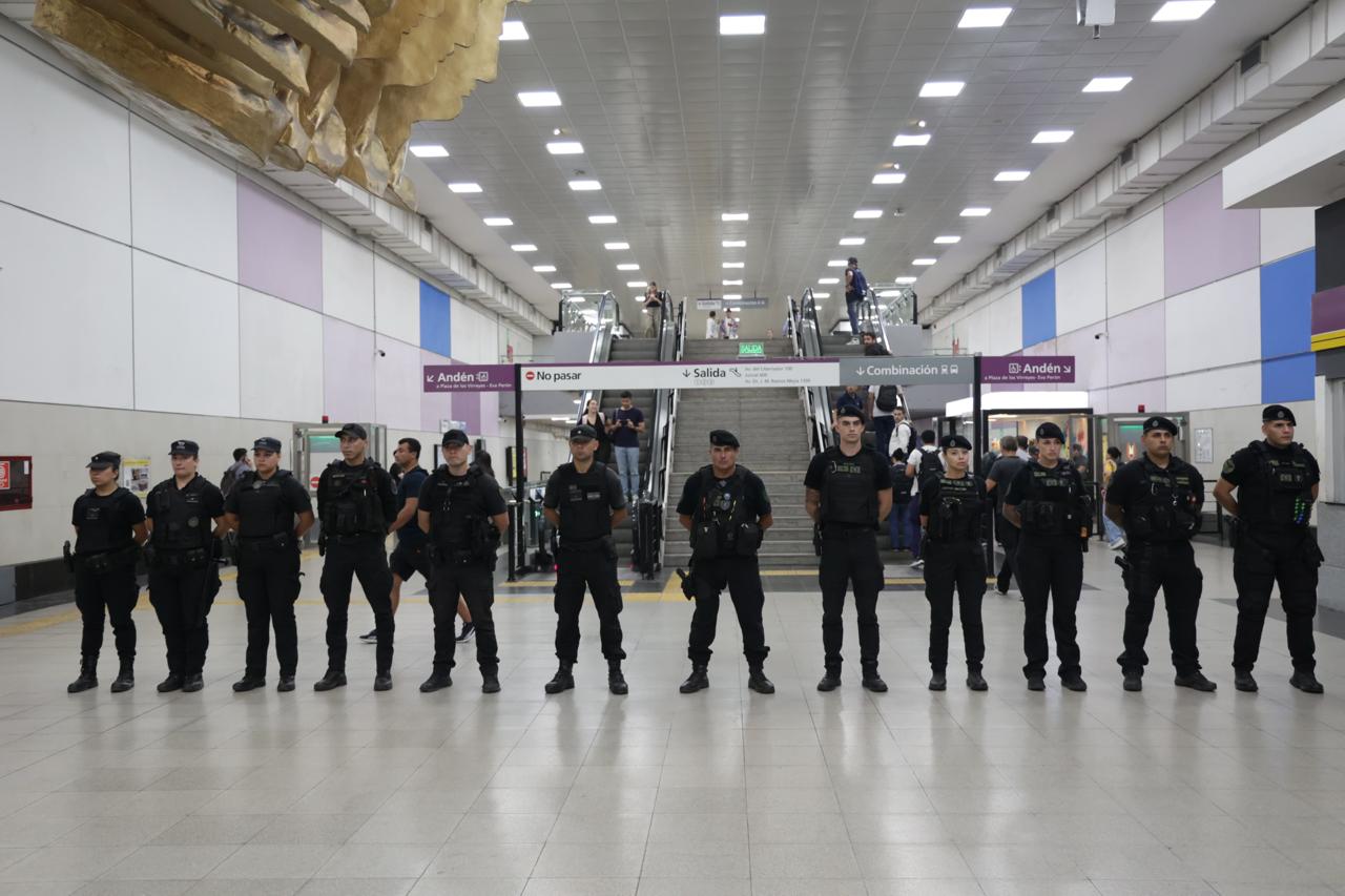 Fuerte operativo de saturación en el subte: la Ciudad desplegó 1.000 policías en estaciones y vagones para reforzar la seguridad