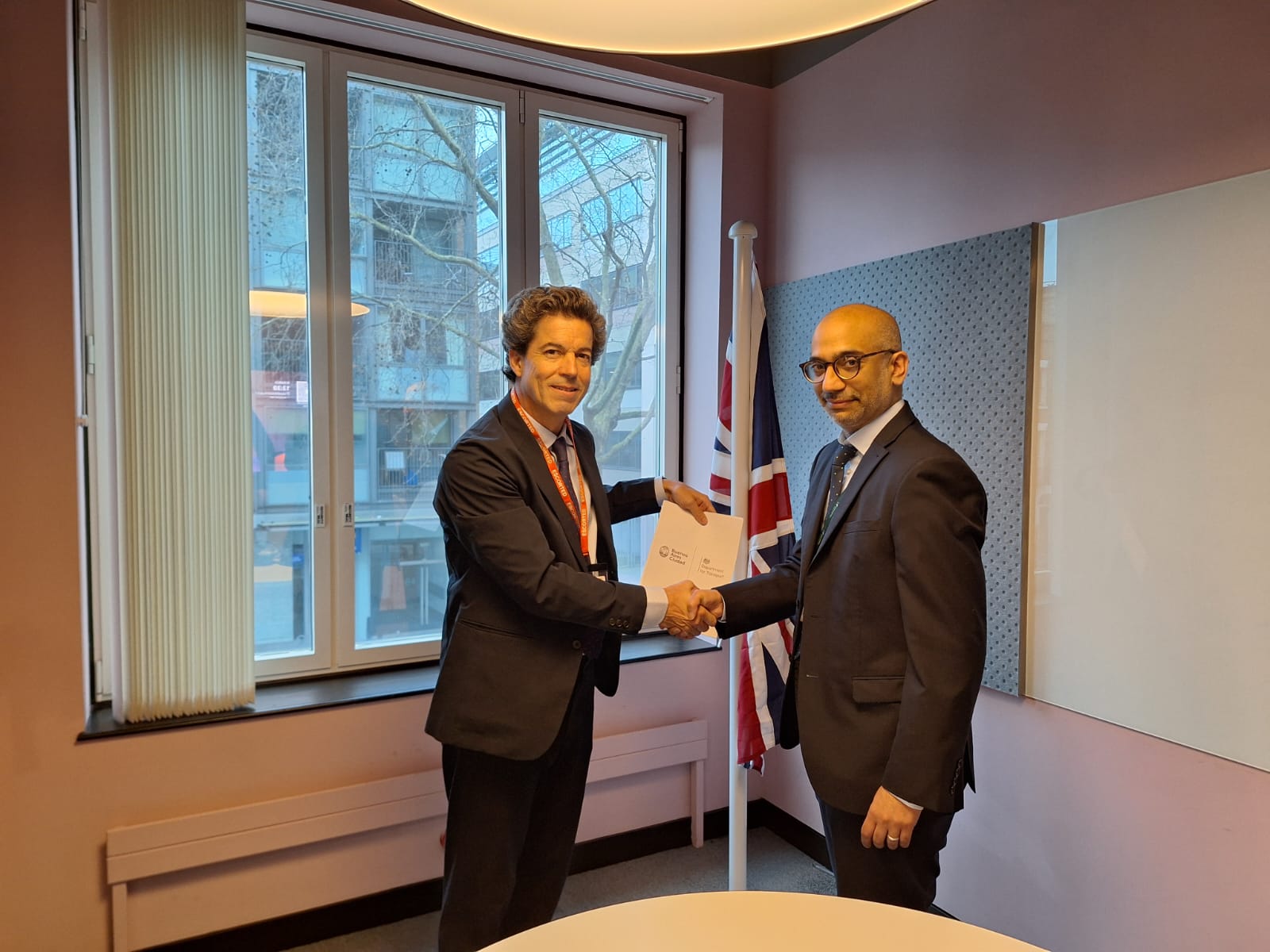 El ministro Bereciartua firmó un acuerdo con Reino Unido para impulsar proyectos de movilidad e infraestructura