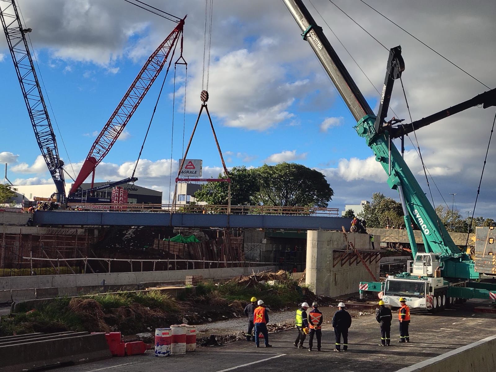 Reabrió la Autopista Dellepiane en ambos sentidos tras montar dos nuevos puentes
