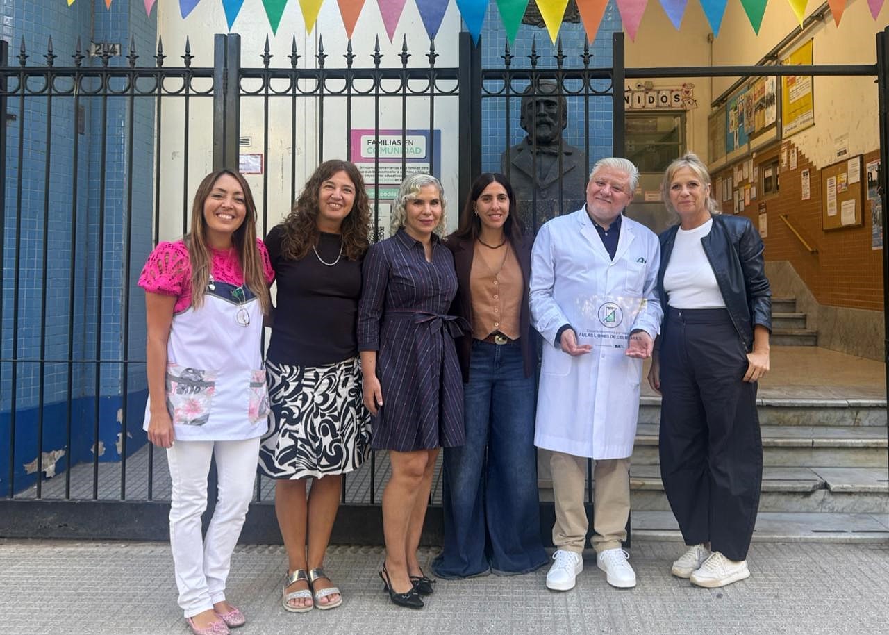 Dos escuelas fueron reconocidas por la alta adhesión de sus familias al compromiso de postergar el uso de celulares inteligentes en estudiantes