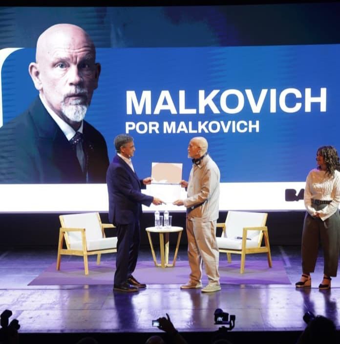 La Ciudad distinguió a John Malkovich como Huésped de Honor