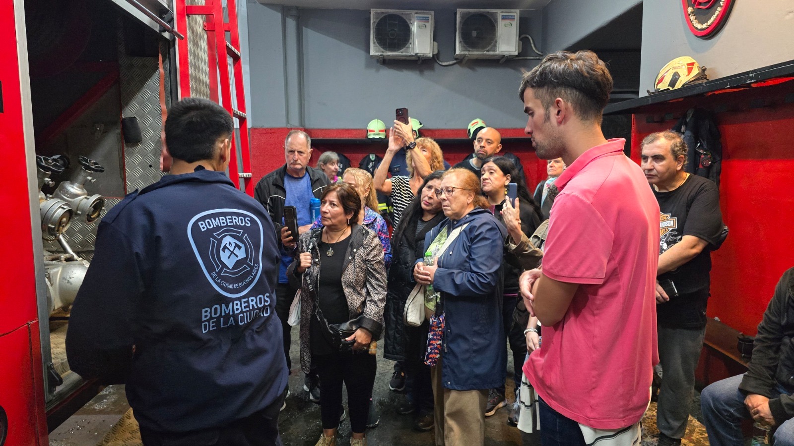 Visita de vecinos a la Estación II de Parque Patricios de los Bomberos de la Ciudad