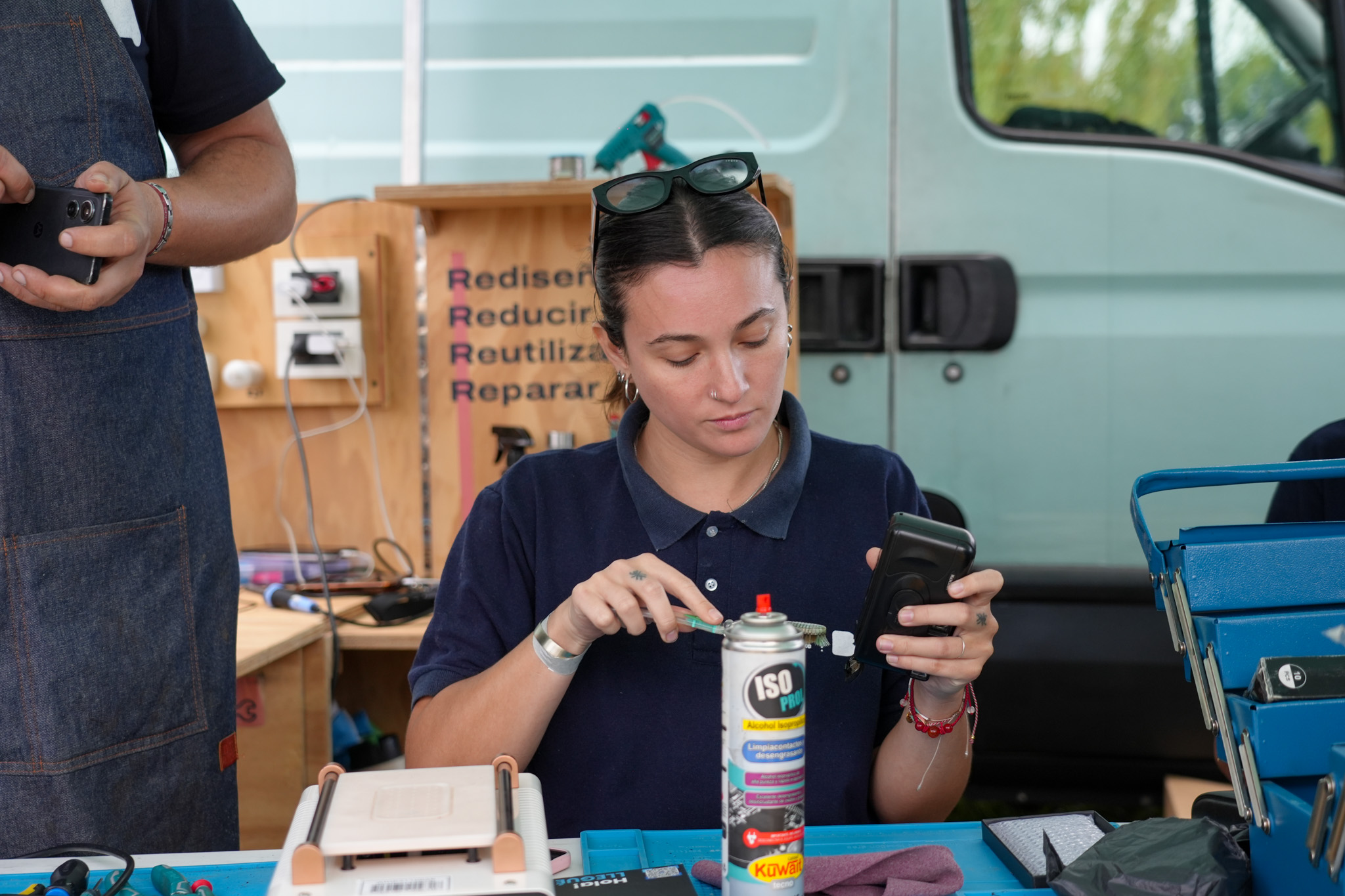 El Repara Móvil cumple un año recorriendo las plazas de la Ciudad