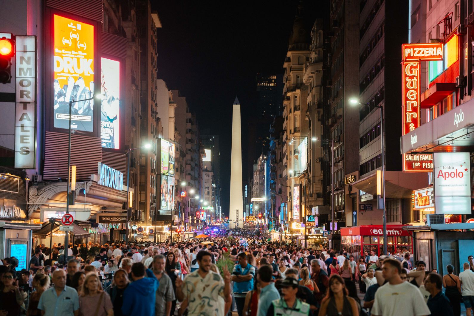 Noche de boleros, cine y gastronomía: Corrientes 24 hs invita a disfrutar la Ciudad hasta las 3 AM