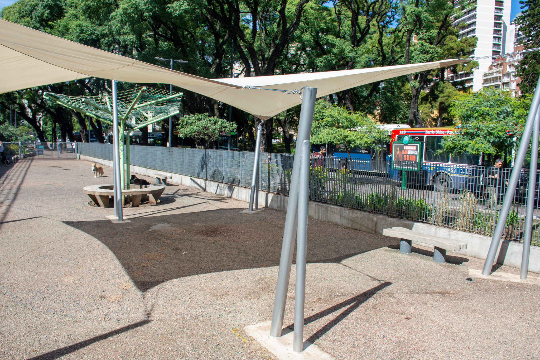 Nuevo sistema de sombra en el canil de Barrancas de Belgrano