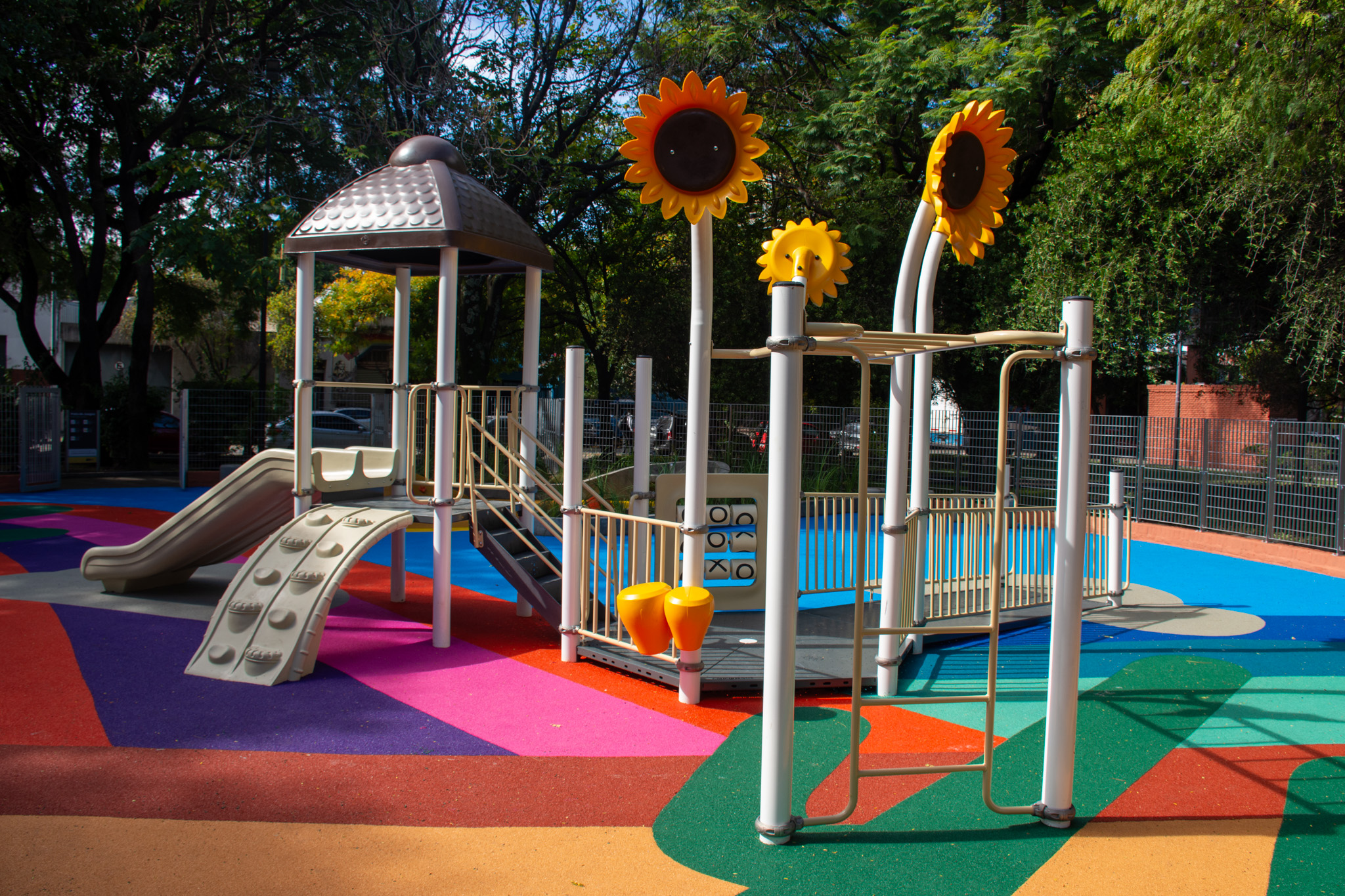 Renovación integral del patio de juegos de la Plaza Tupac Amaru