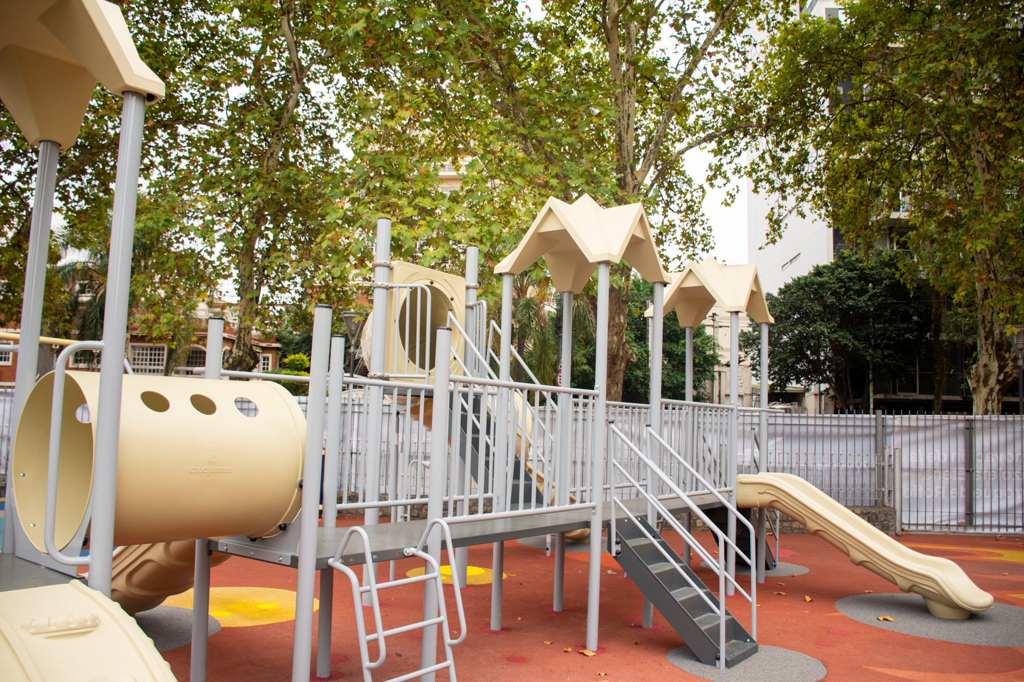 El patio de juegos de la Plazoleta Elena L. de Roffo, revitalizado