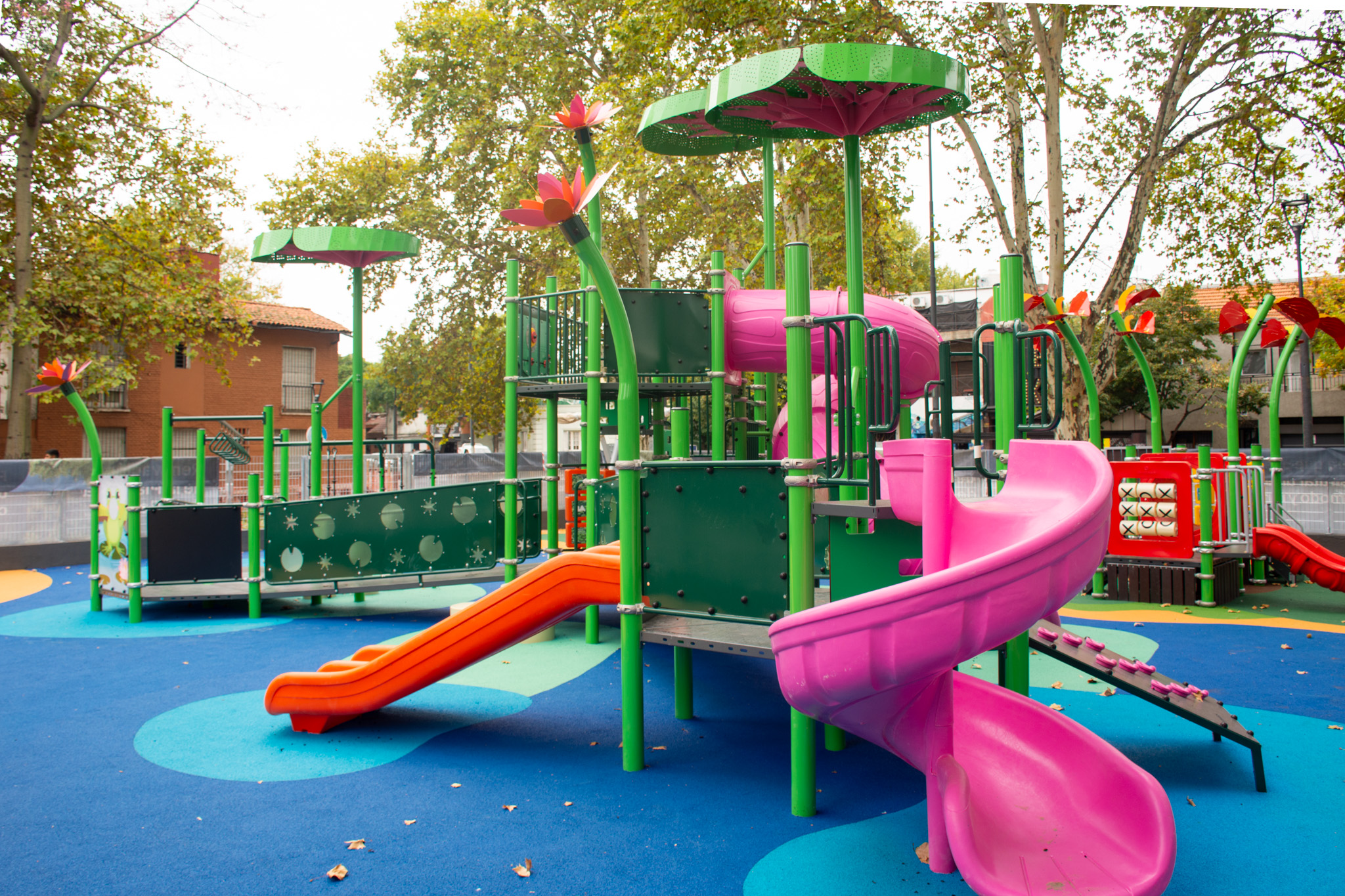 La Plazoleta de la Bandera renovó su patio de juegos y reforzó su identidad simbólica