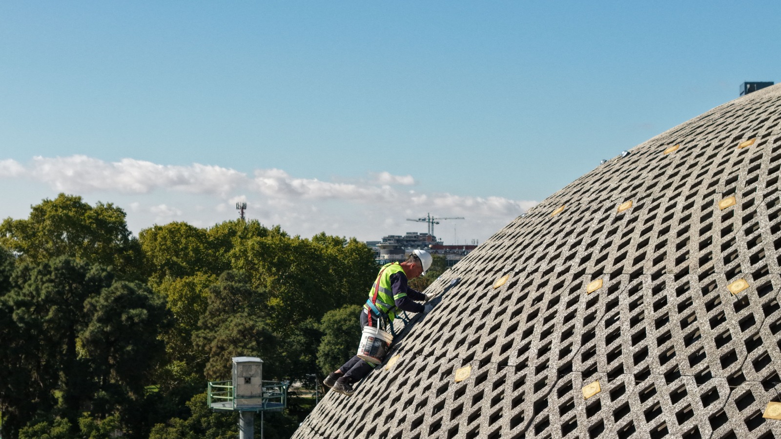 En su 60° aniversario, la Ciudad moderniza la iluminación del Planetario: 390 nuevas luces interactivas para uno de los íconos porteños