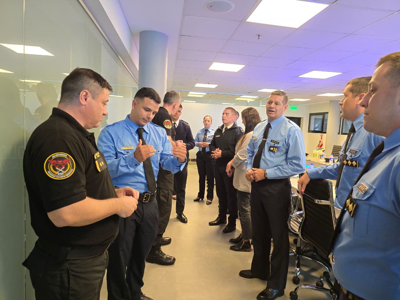 Visita de la Policía de la Provincia de Chaco al Centro de Monitoreo Urbano y el 911 de la Ciudad