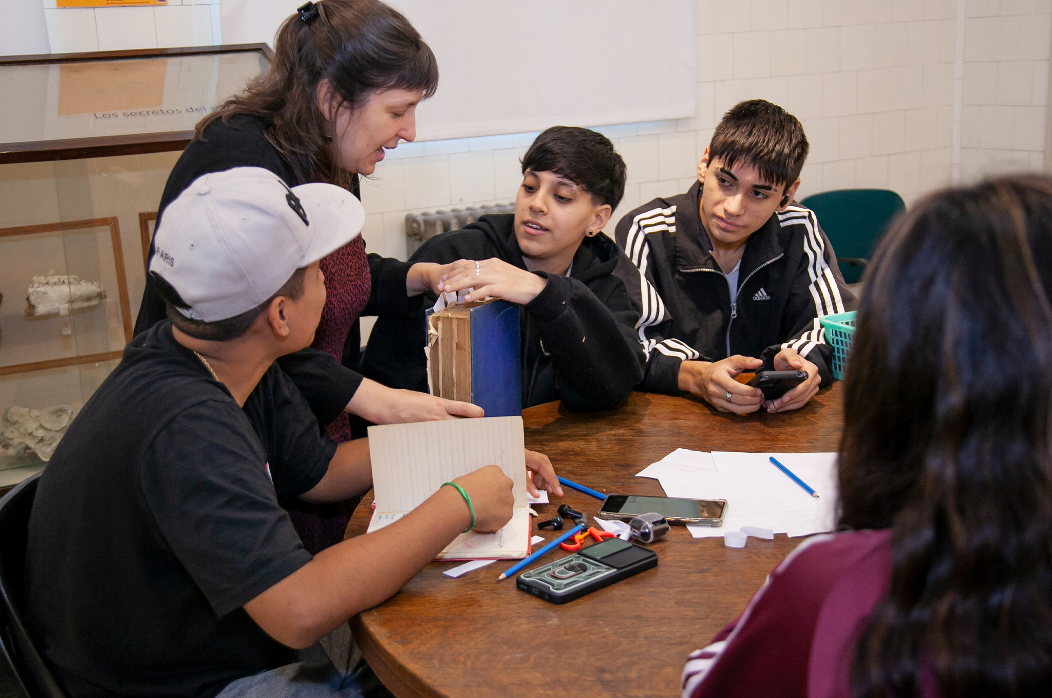 Estudiantes de secundaria conocieron las áreas profesionales de los museos.
