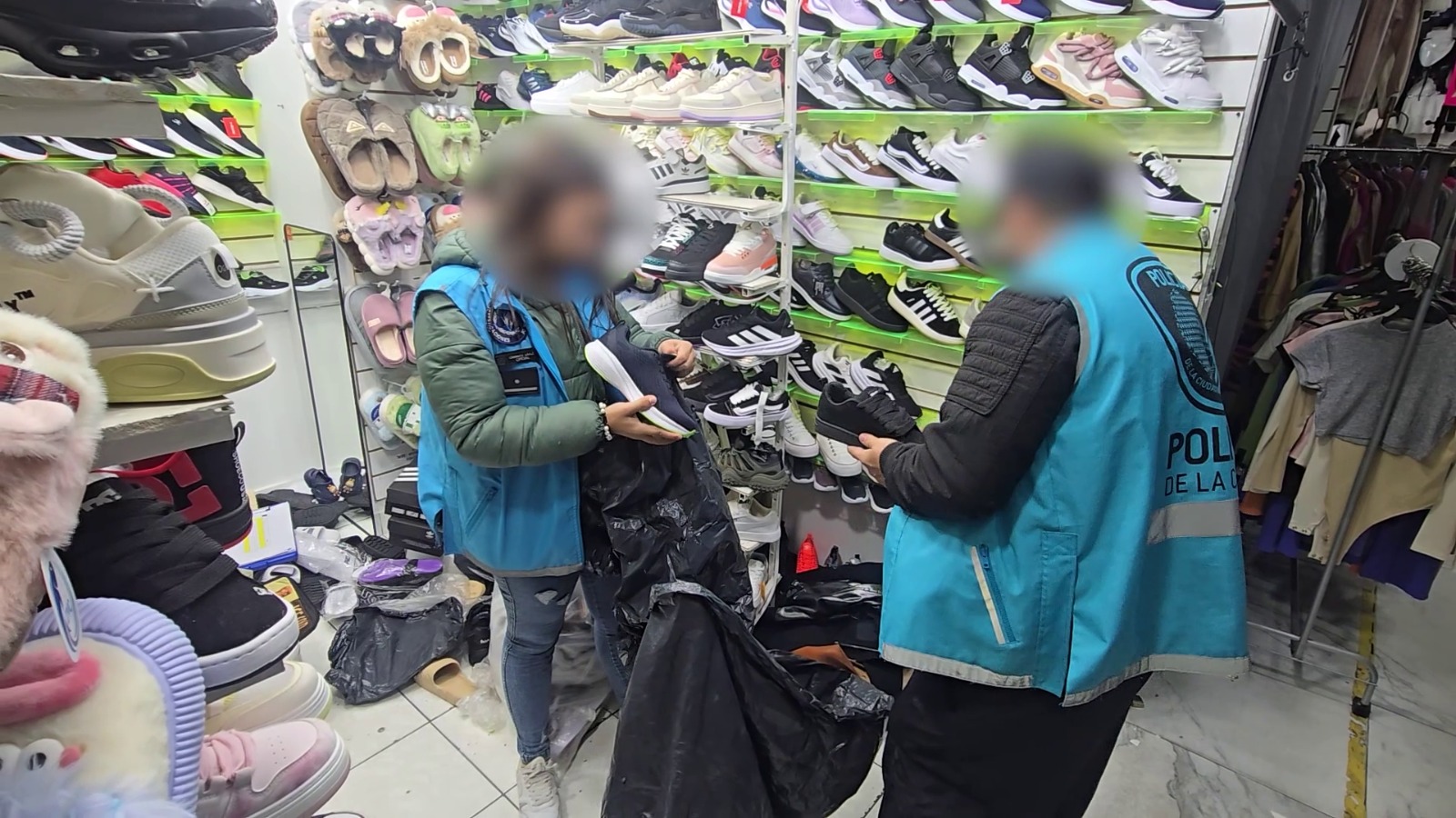 La Policía de la Ciudad secuestró en Flores más de 5 mil pares de zapatillas de contrabando y mercadería apócrifa por un valor de más de 240 millones de pesos