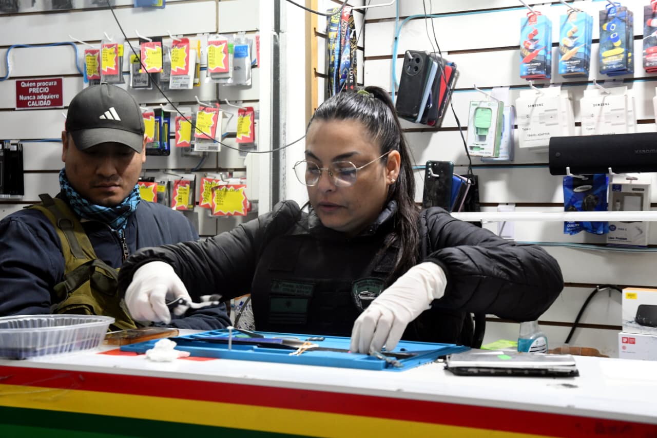 La Policía de la Ciudad allanó una galería en La Matanza, recuperó 49 celulares robados y detuvo a seis personas