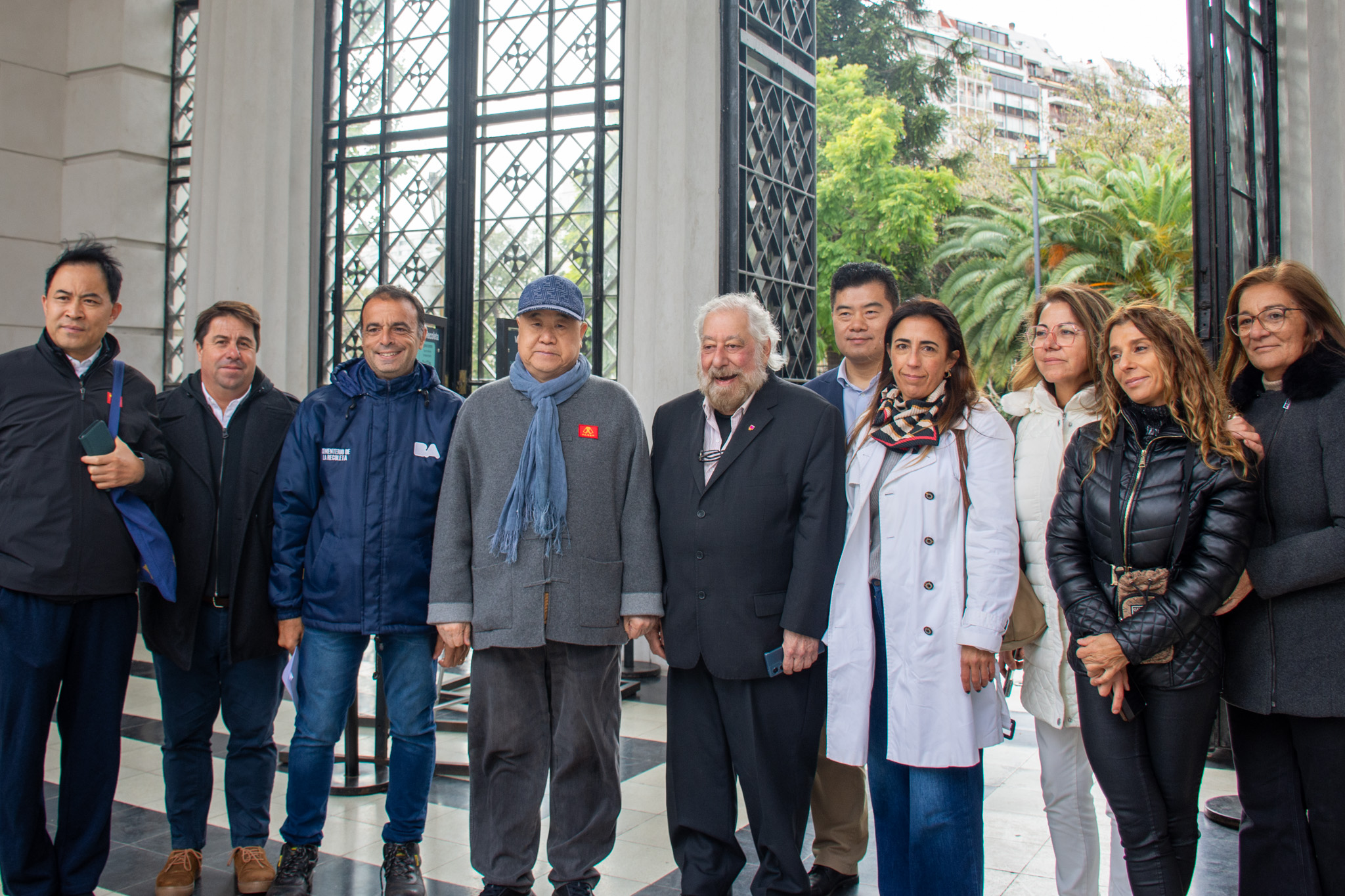 El escritor chino y Premio Nobel de Literatura, Mo Yan, realizó un recorrido por el Cementerio de la Recoleta