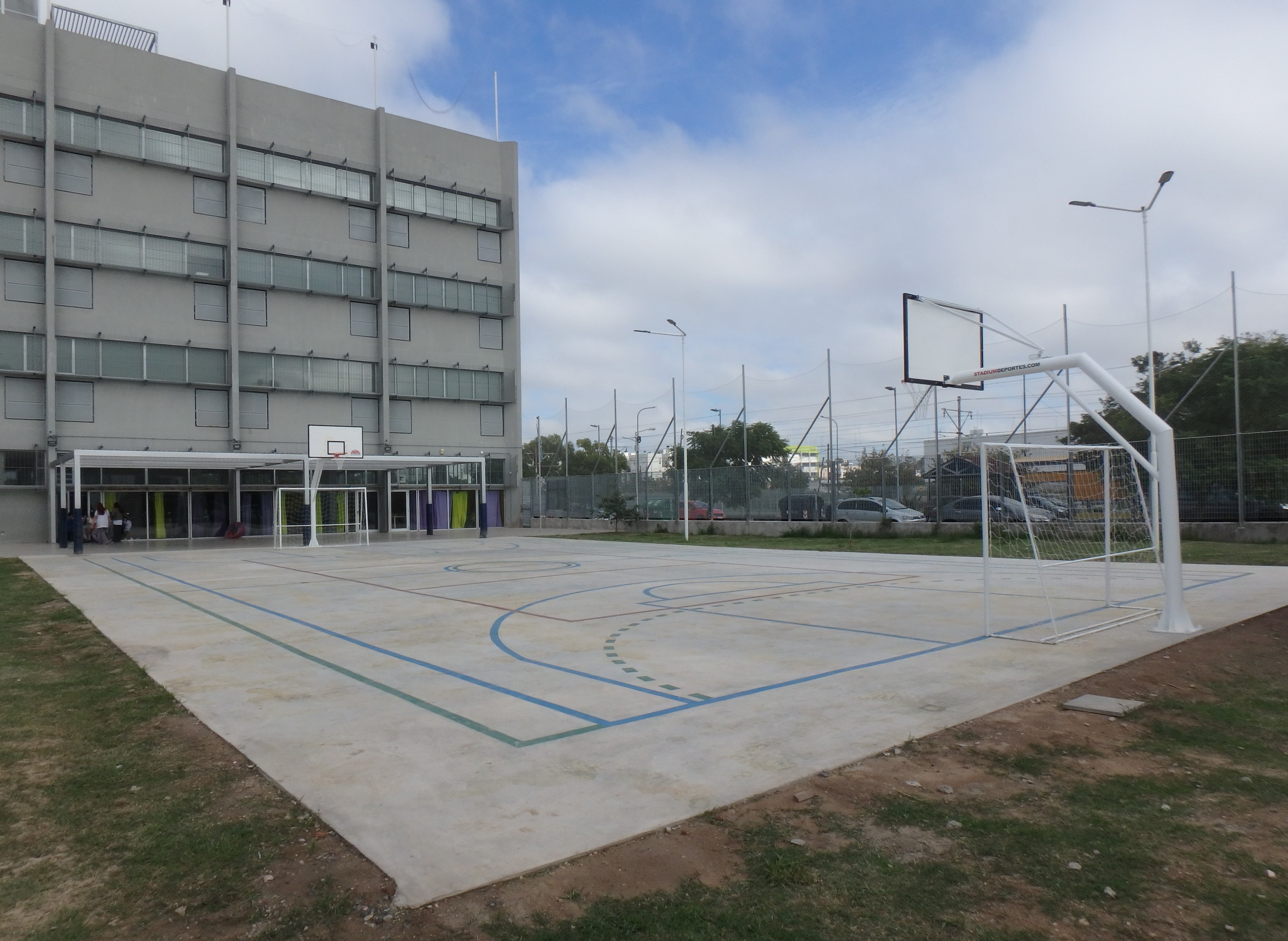 La Primaria N.° 12 de la Villa Olímpica suma un nuevo playón deportivo