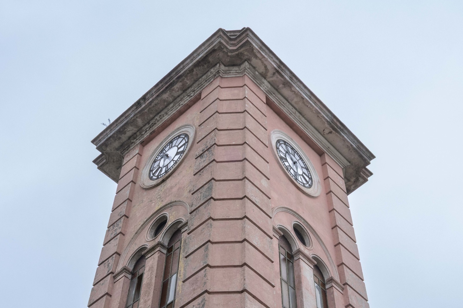 El reloj de Mataderos volverá a marcar las horas: Ciudad restaura un ícono con más de 100 años de historia