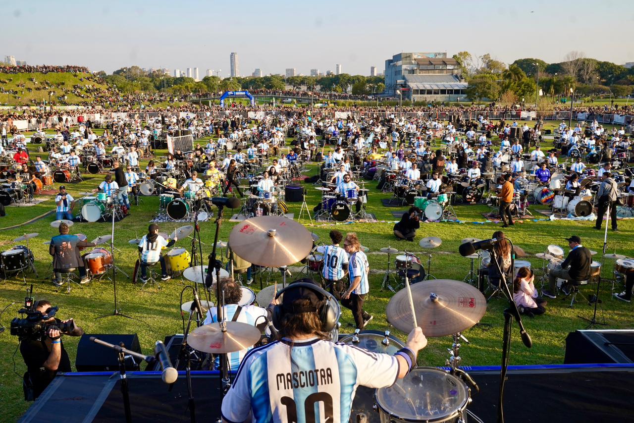 La Ciudad que siempre sorprende: frente a una multitud, más de 500 bateristas tocaron juntos por primera vez en Buenos Aires