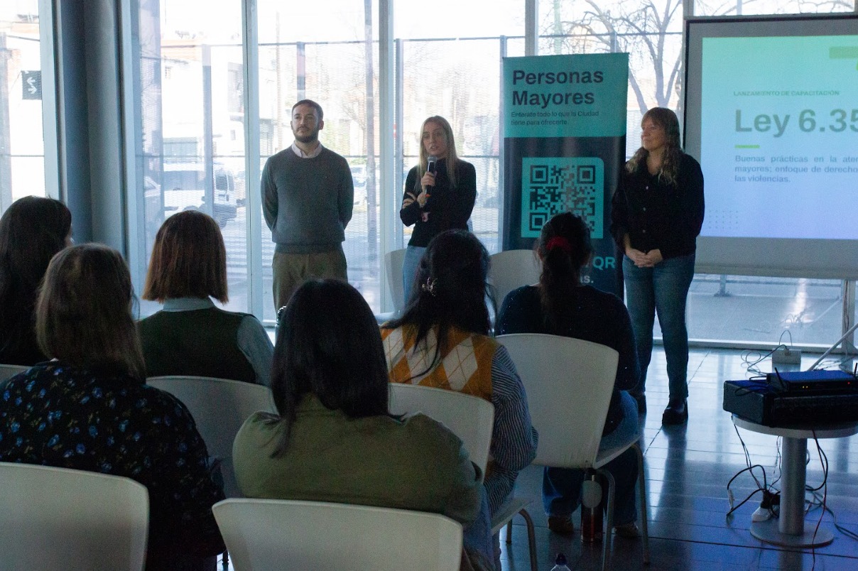 La Ciudad realizó la primera capacitación obligatoria para funcionarios sobre prevención y abordaje del maltrato hacia las personas mayores
