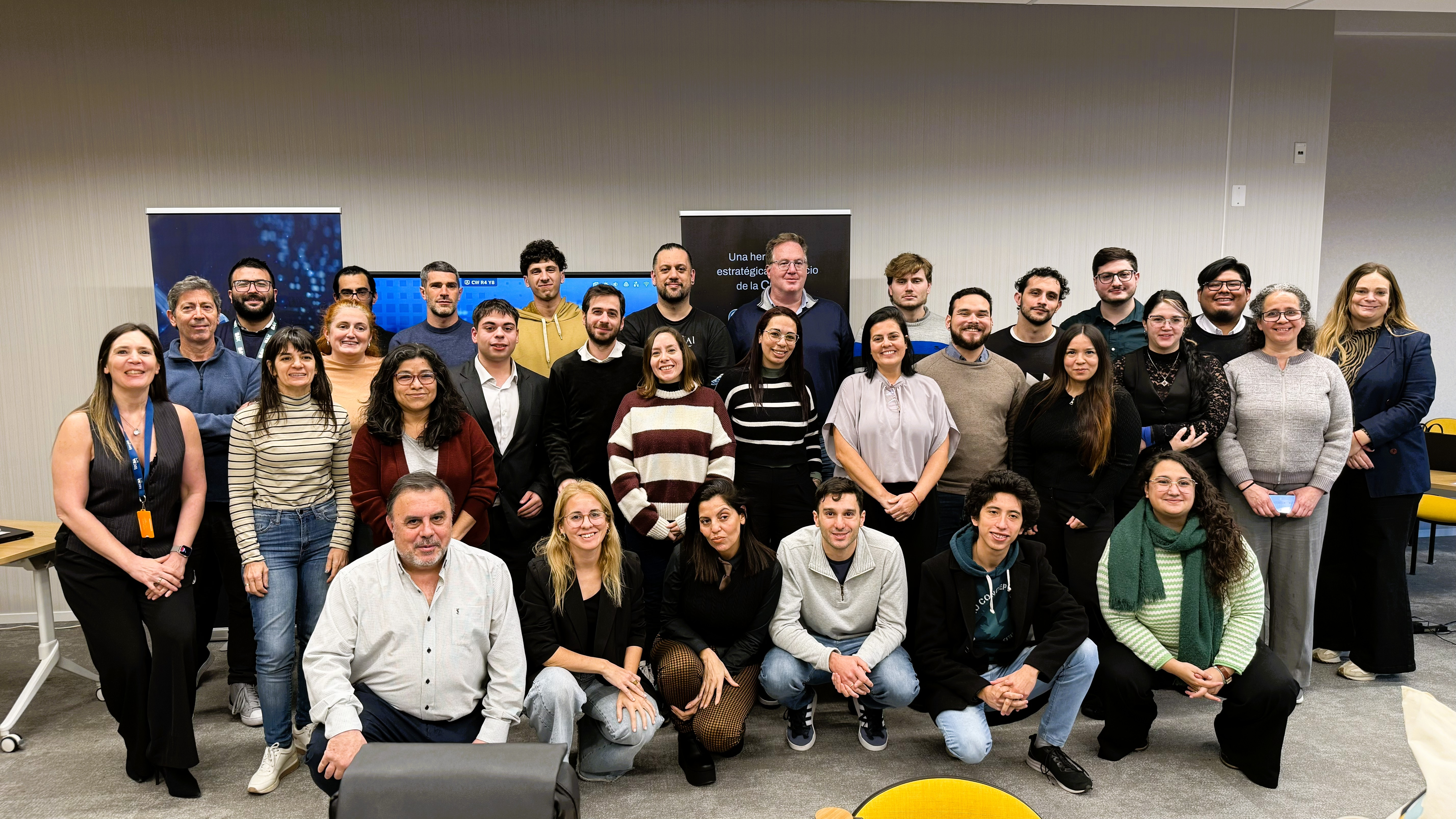 Se realizó un Prompt a Thon colaborativo para el cierre del Programa GO+ Copilot que reunió a más de 40 participantes.
