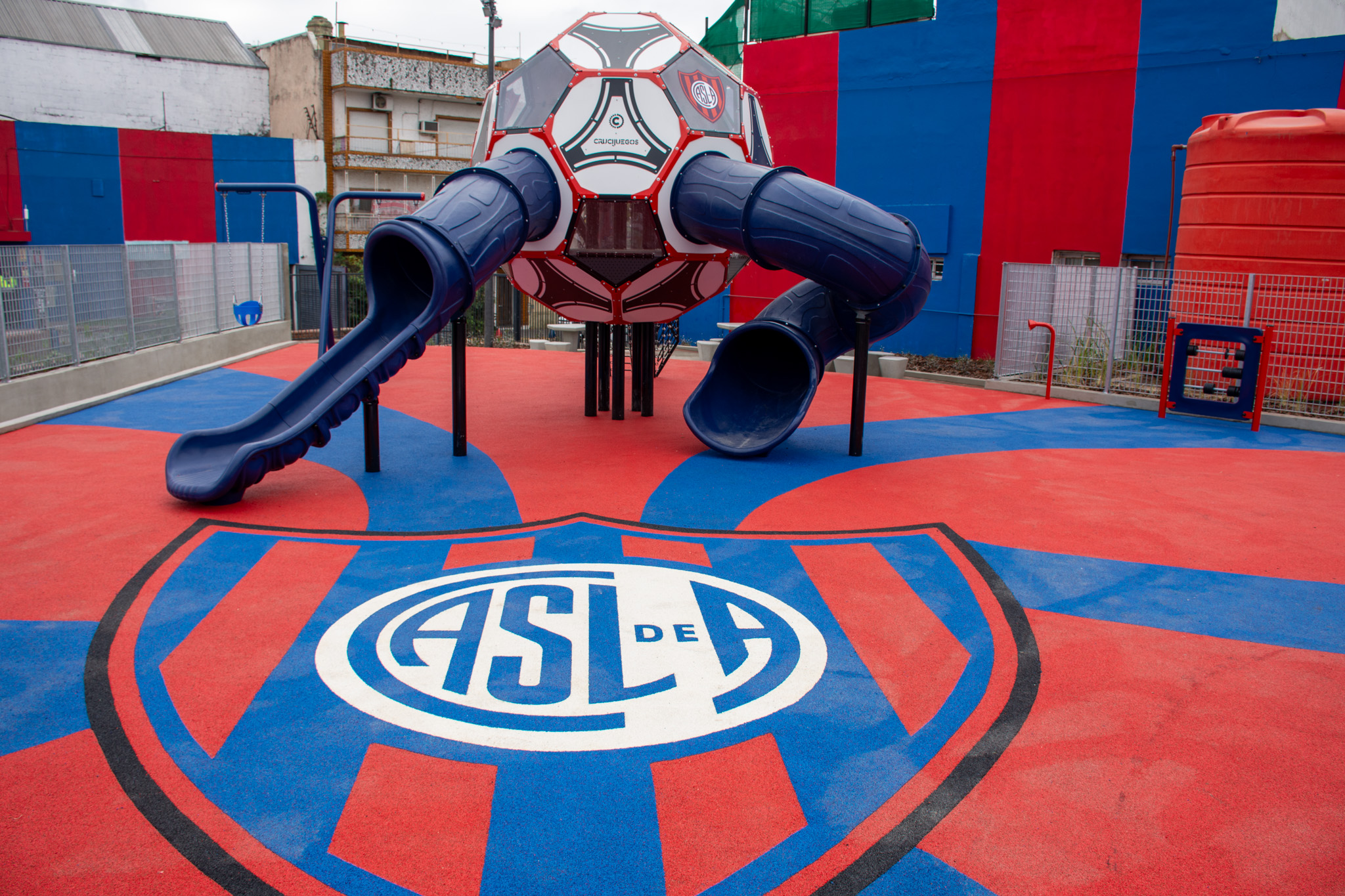 La Plaza Padre Lorenzo Massa sumó un nuevo patio de juegos temático e inclusivo