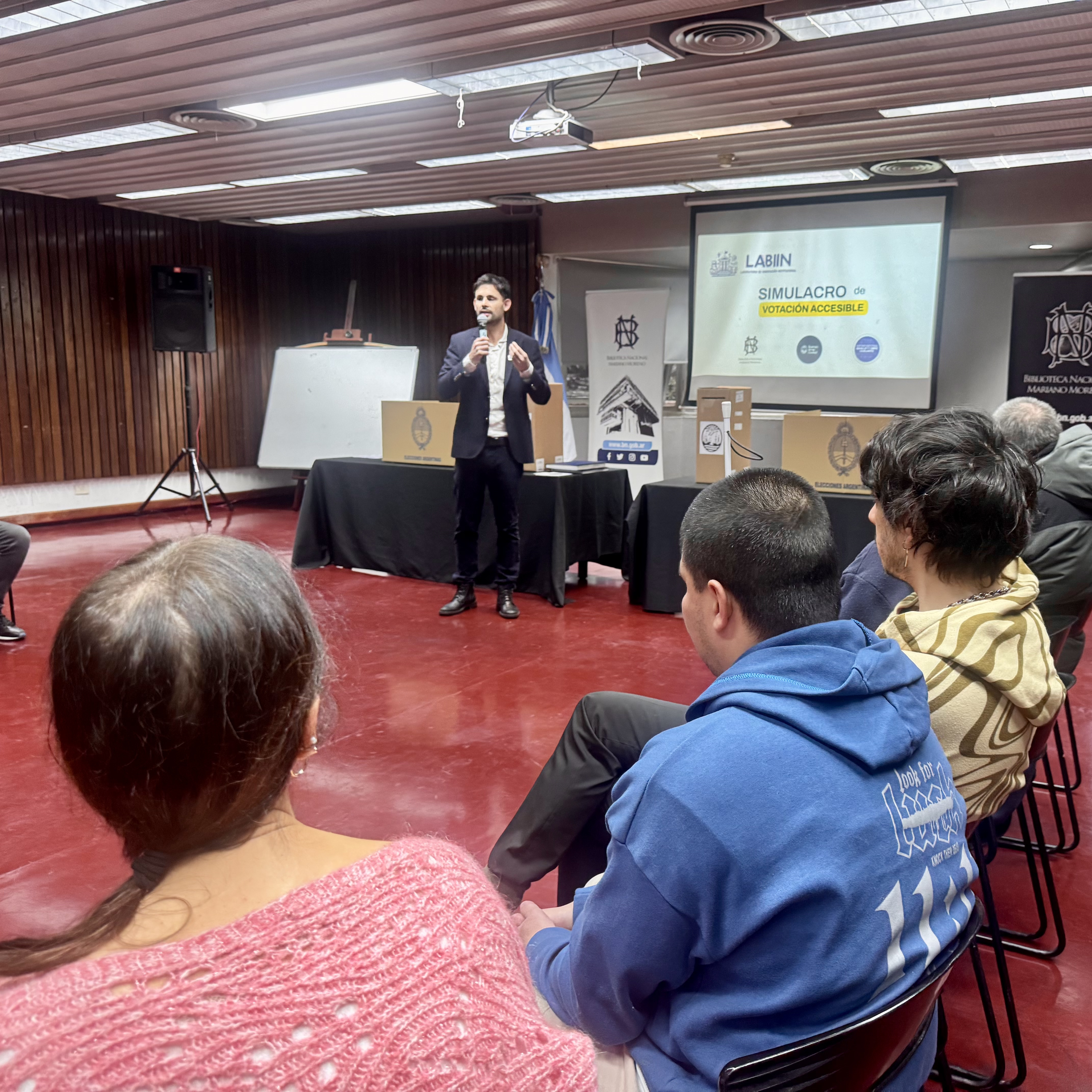 Accesibilidad en primera persona: la Ciudad realizó un simulacro de votación accesible para personas ciegas y con disminución visual