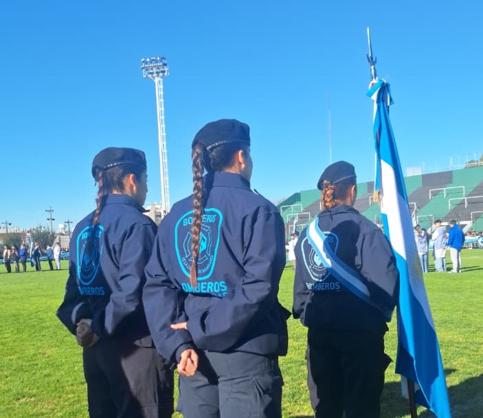 Los Bomberos de la Ciudad participaron en la Promesa de Lealtad a la Bandera Nacional junto a 1300 alumnos