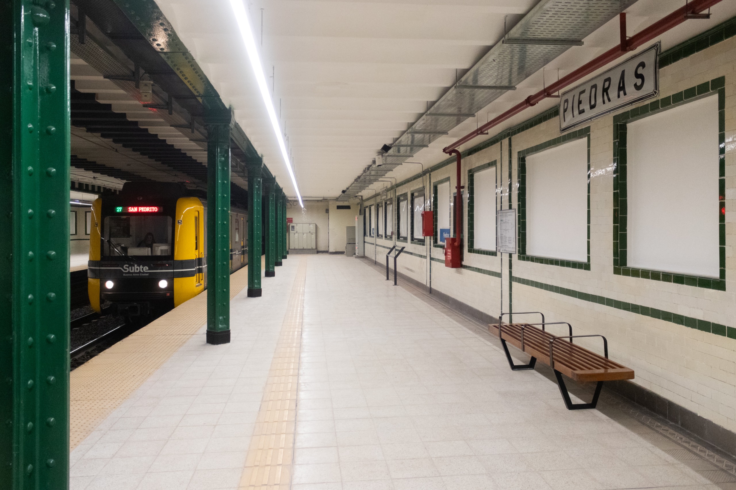 Reabre la estación Piedras de la Línea A tras las obras de renovación