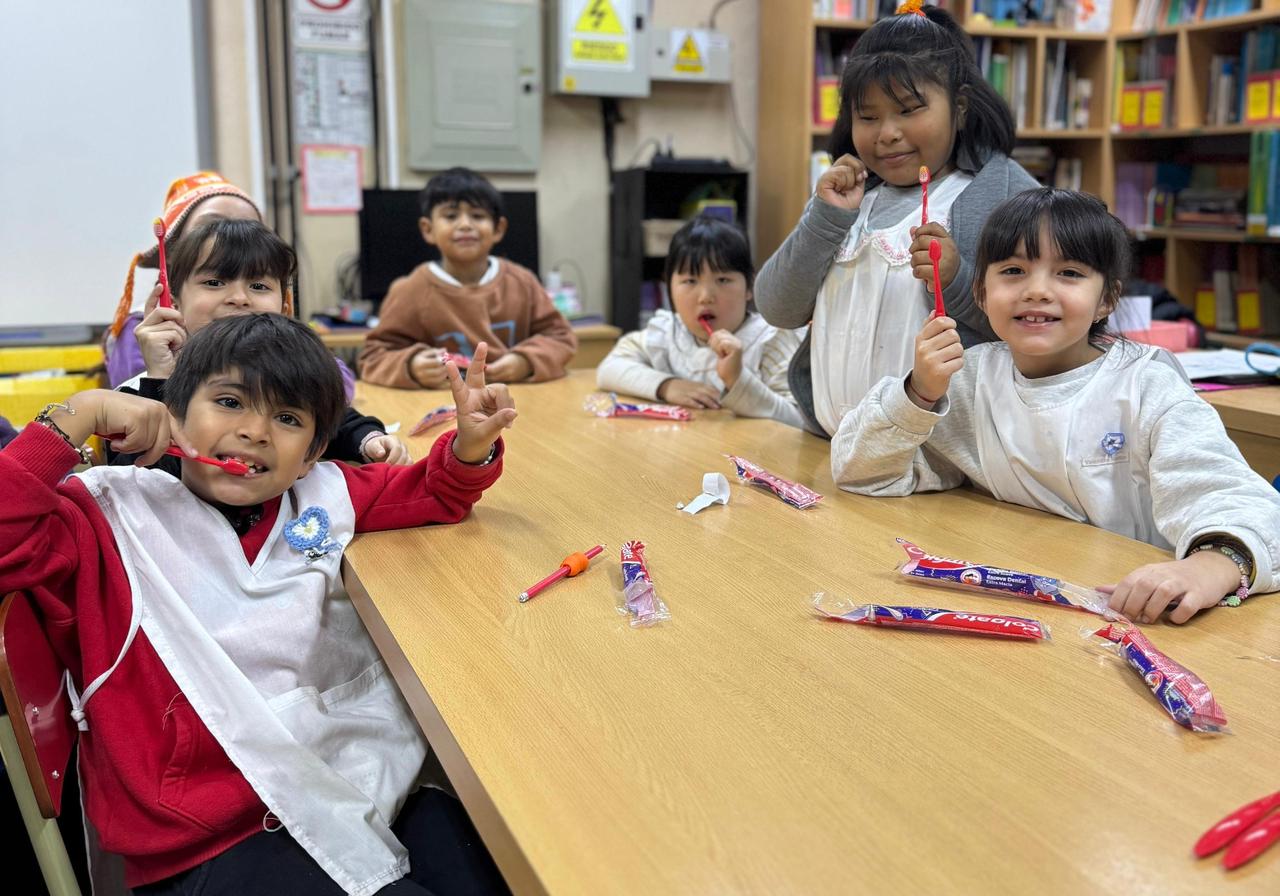 Mercedes Miguel y Fernán Quirós participaron de una jornada de promoción de salud bucal en una escuela de la Ciudad