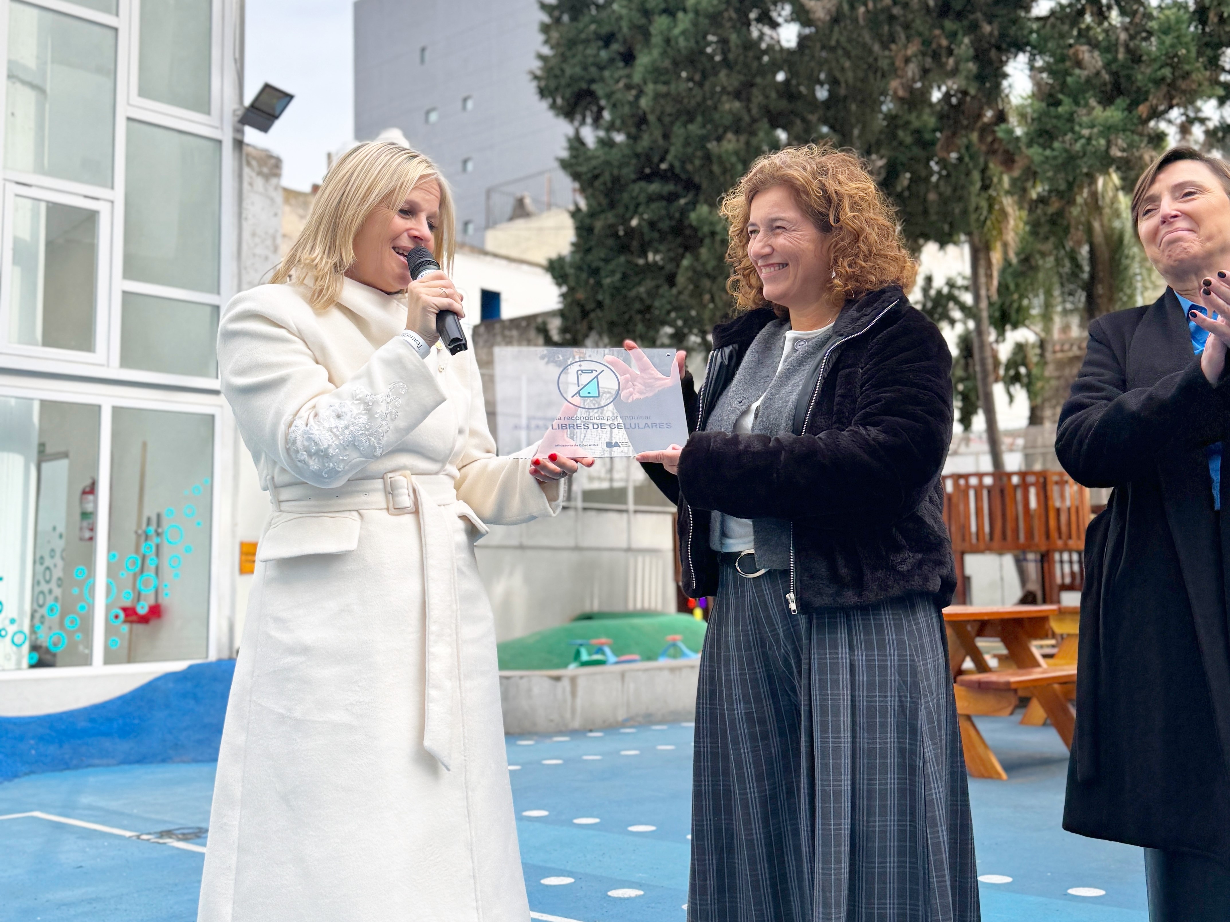Mercedes Miguel entregó un reconocimiento al Colegio Beth por su compromiso por estudiantes sin celular
