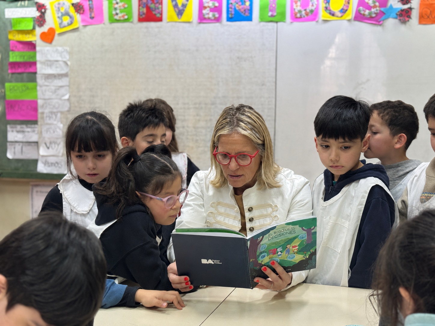 Alumnos de primer y segundo grado de Núñez escucharon cuentos sobre protección digital de la mano de la ministra de Educación