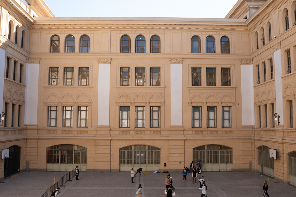 El teatro del Instituto Bernasconi, uno de los edificios escolares más emblemáticos del país, está siendo restaurado