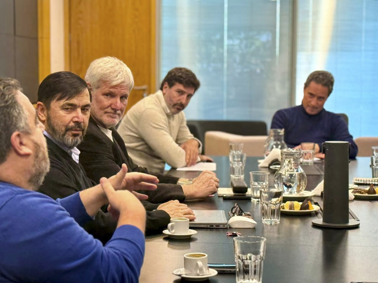 La Ciudad y las empresas de telecomunicaciones avanzan con un plan para ordenar el cableado aéreo 