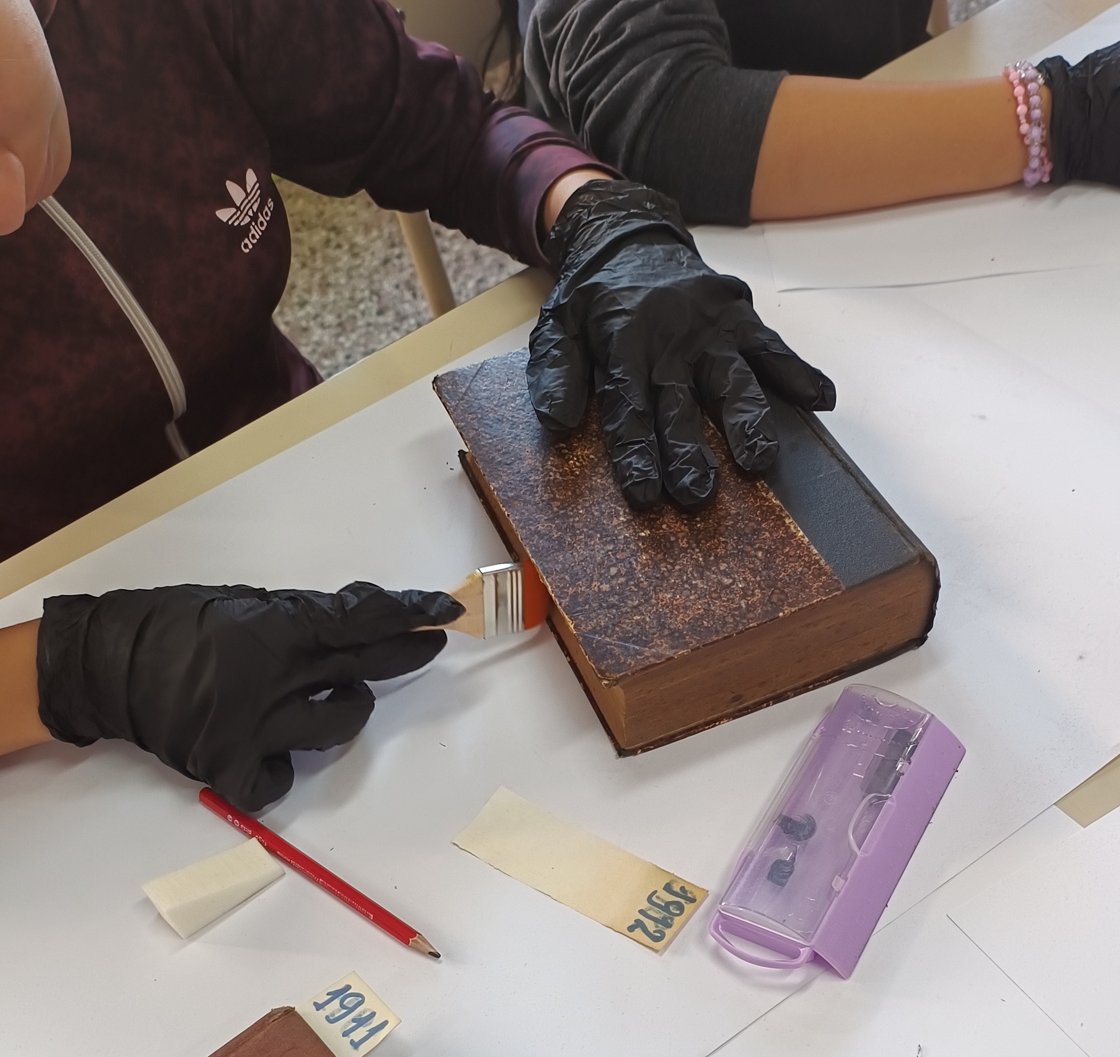 La Escuela Técnica N. ° 14 «Libertad» avanza en la conservación de su biblioteca histórica