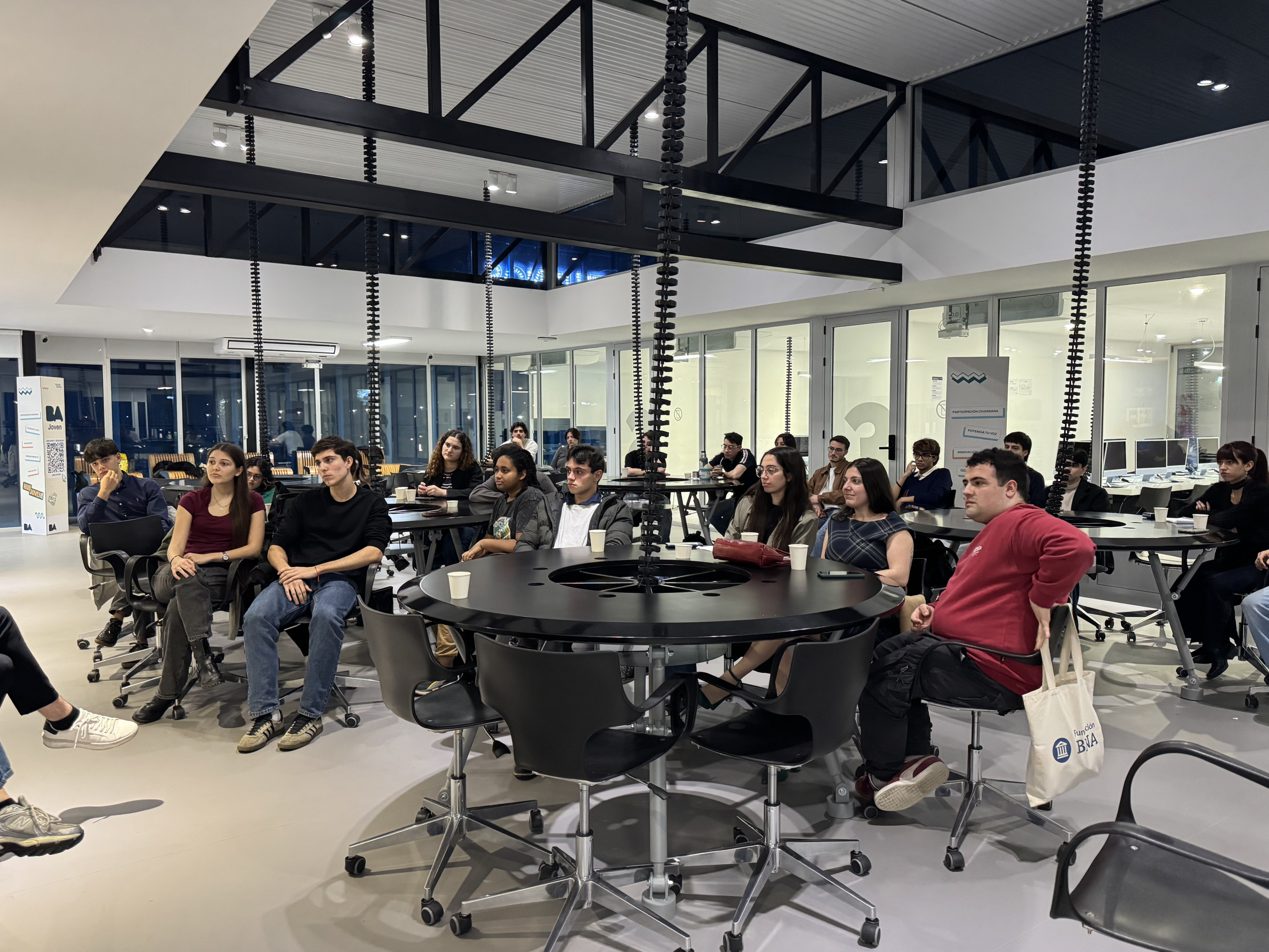 Aprender de quienes ya dieron el primer paso: así fue una nueva jornada de Hub Joven