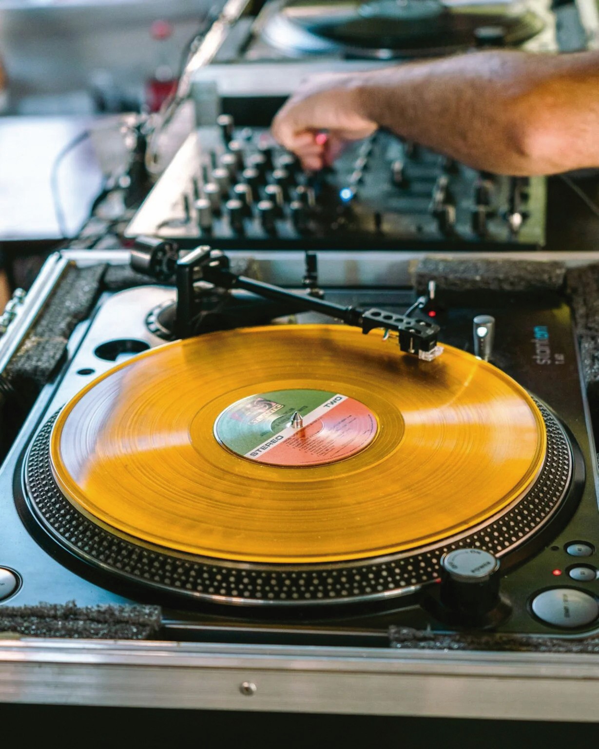 Noches de piano bar y escuchas de vinilos: opciones para vivir la música sin algoritmos