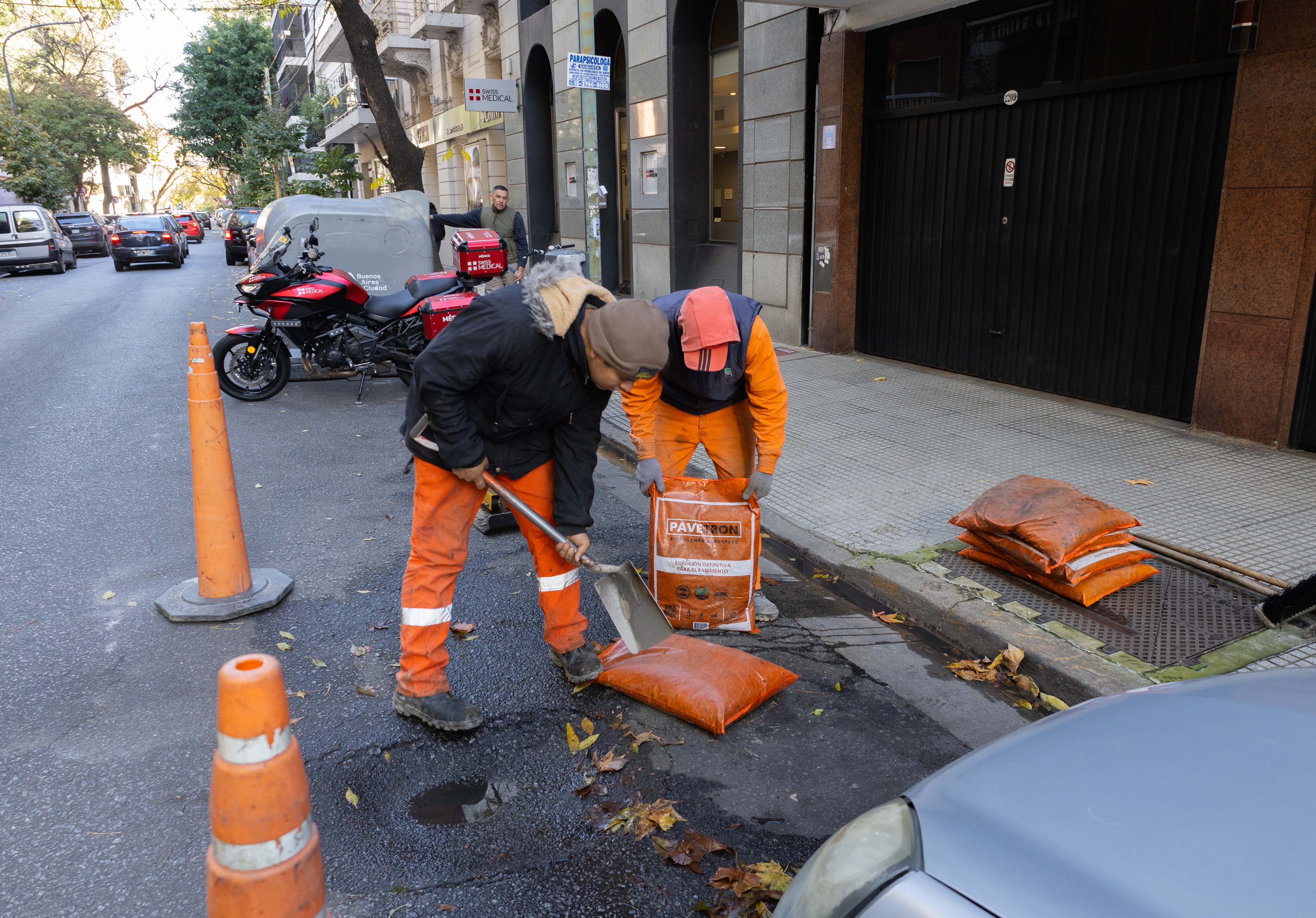 Asfalto frío: qué es y para qué sirve la innovadora técnica para tapar baches de la Ciudad
